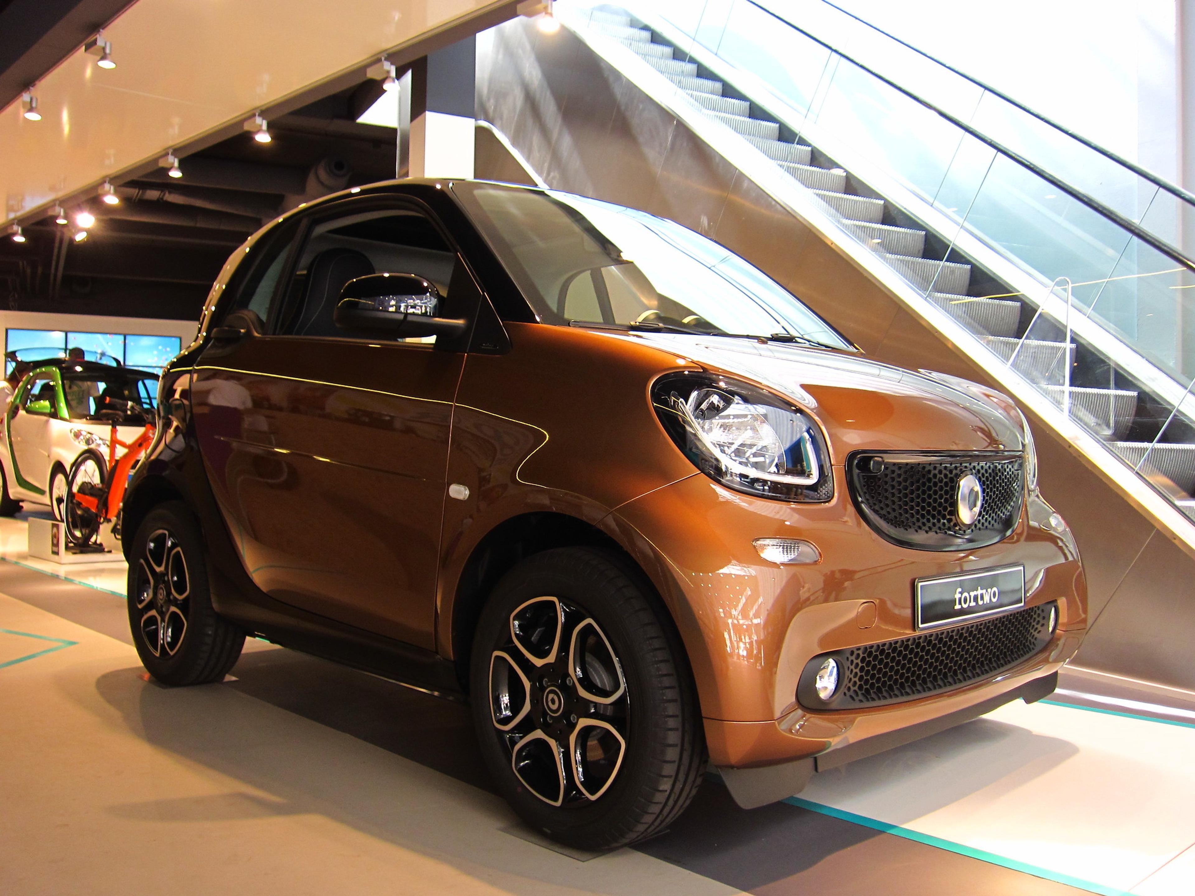 Brauner Smart Fortwo im Autohaus