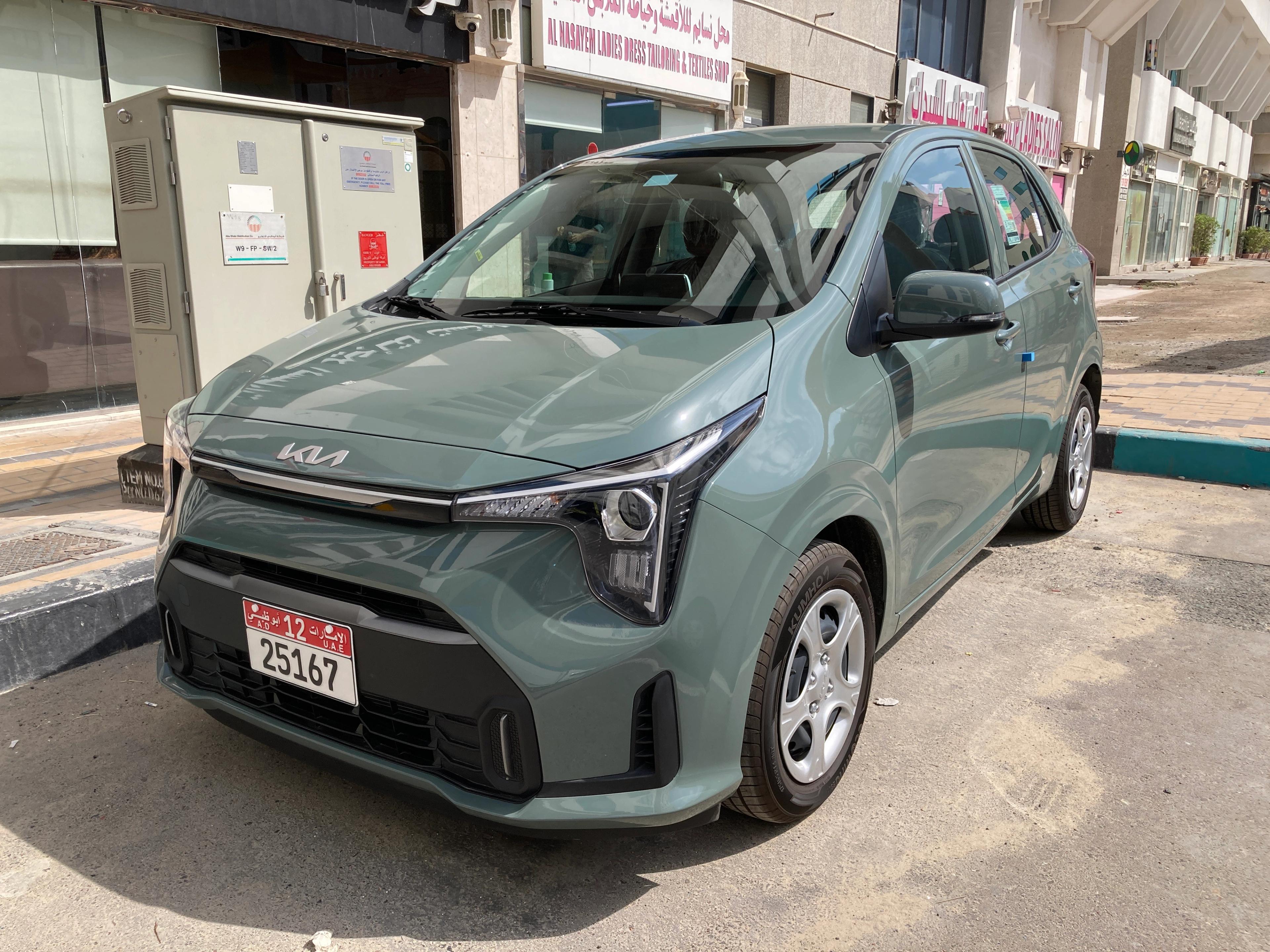 Ein grüner Kia Picanto auf einem Parkplatz