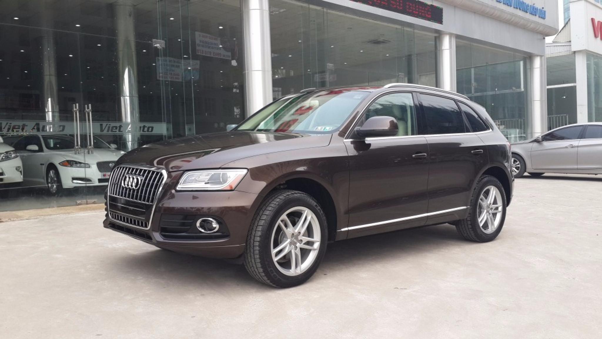 Brown Audi Q5 with tinted windows
