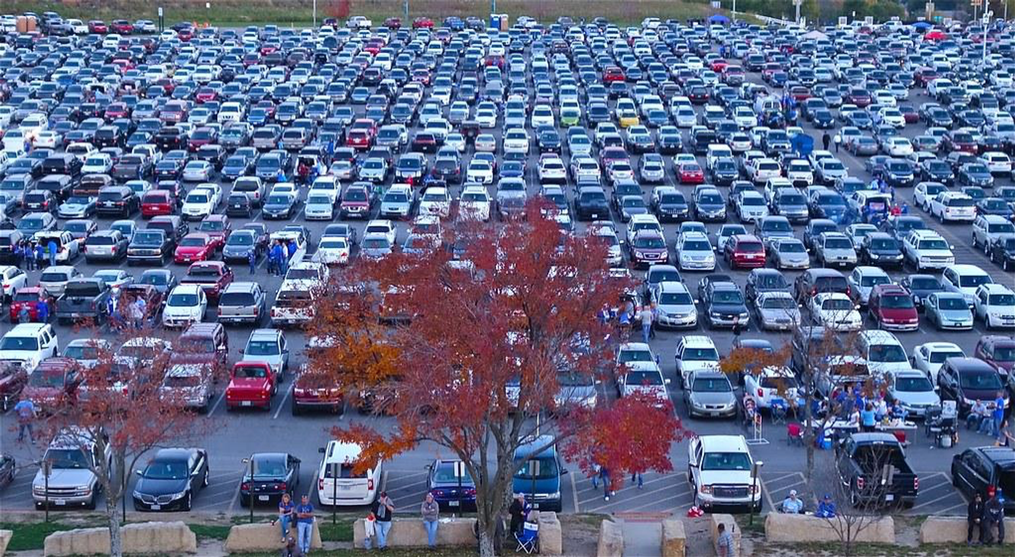 Des centaines de voitures dans un parking