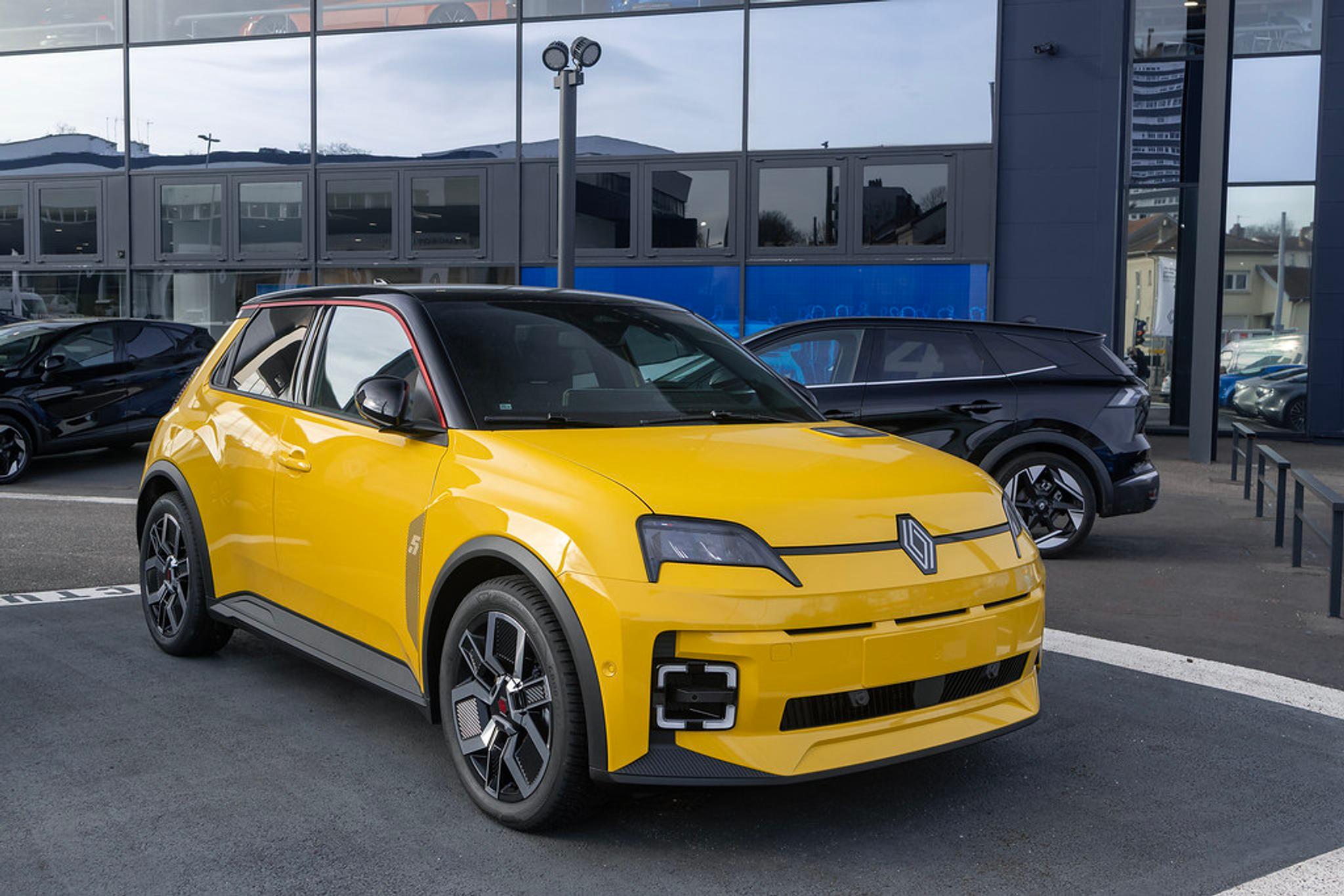 Gelber Renault 5 E‑Tech neben dem Autohaus