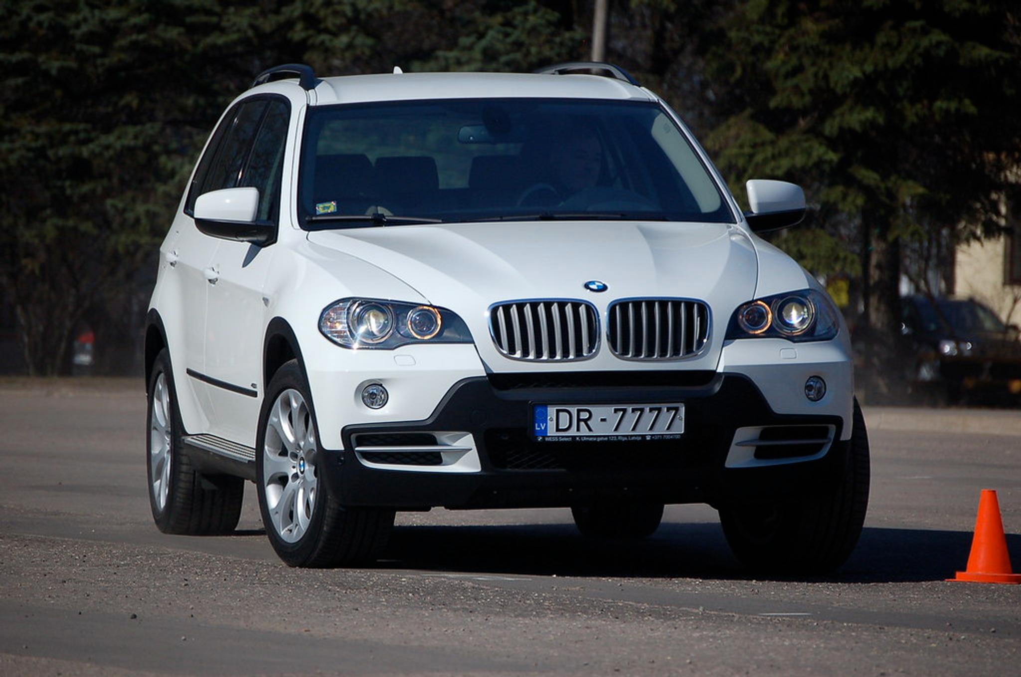 White BMW X5 4.4