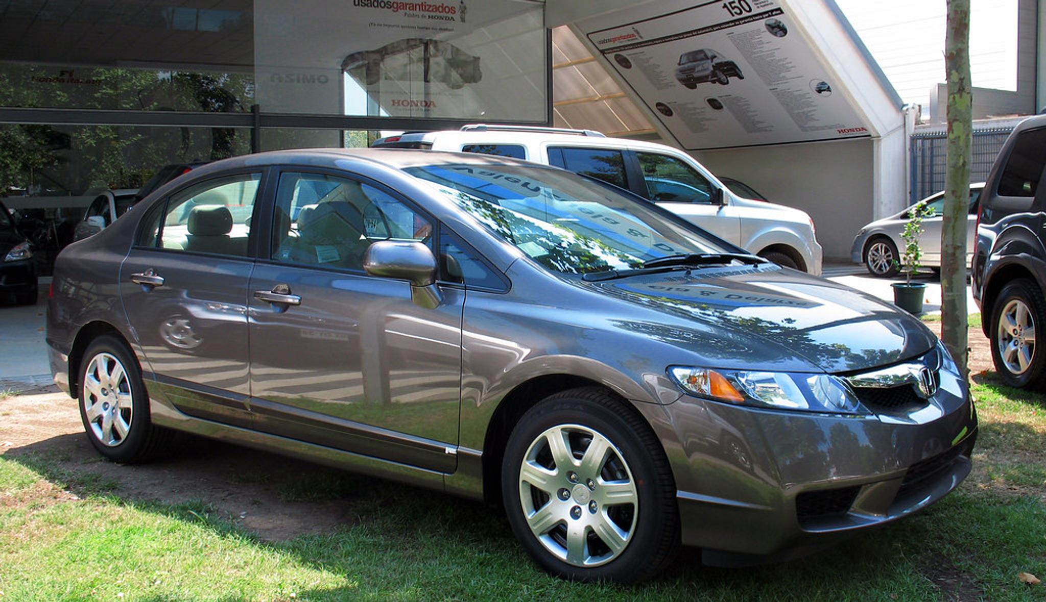 mașină gri la reprezentanță