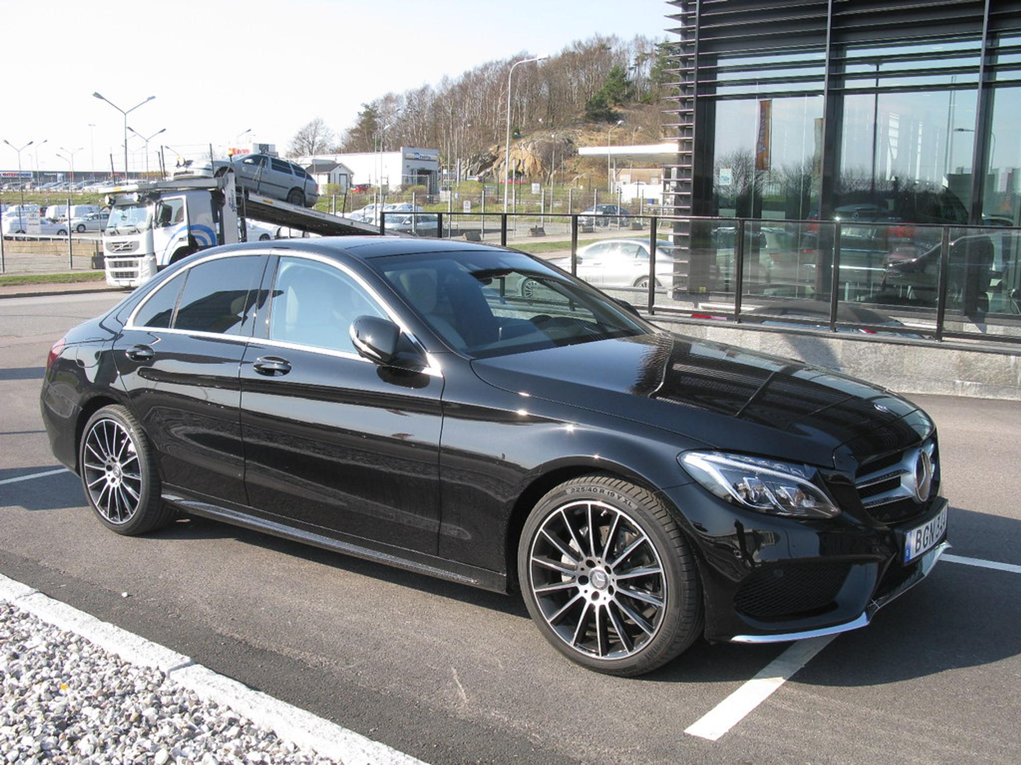 Schwarze Mercedes C-Klasse W205 Limousine auf Asphalt geparkt