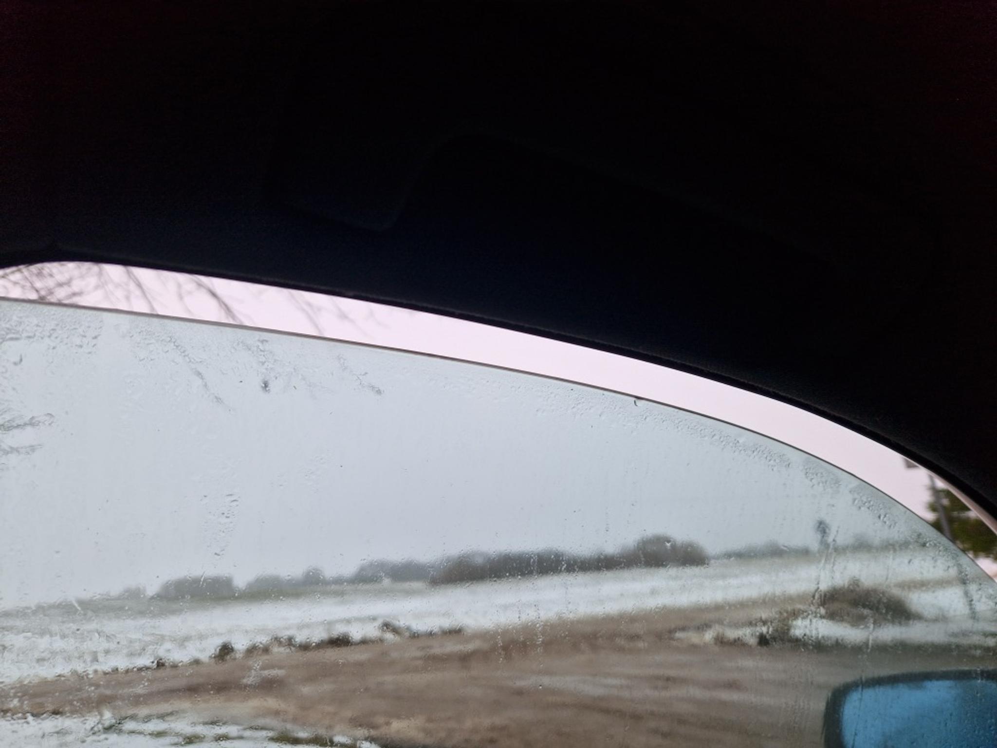 Un geam de mașină deschis puțin pe timp de iarnă