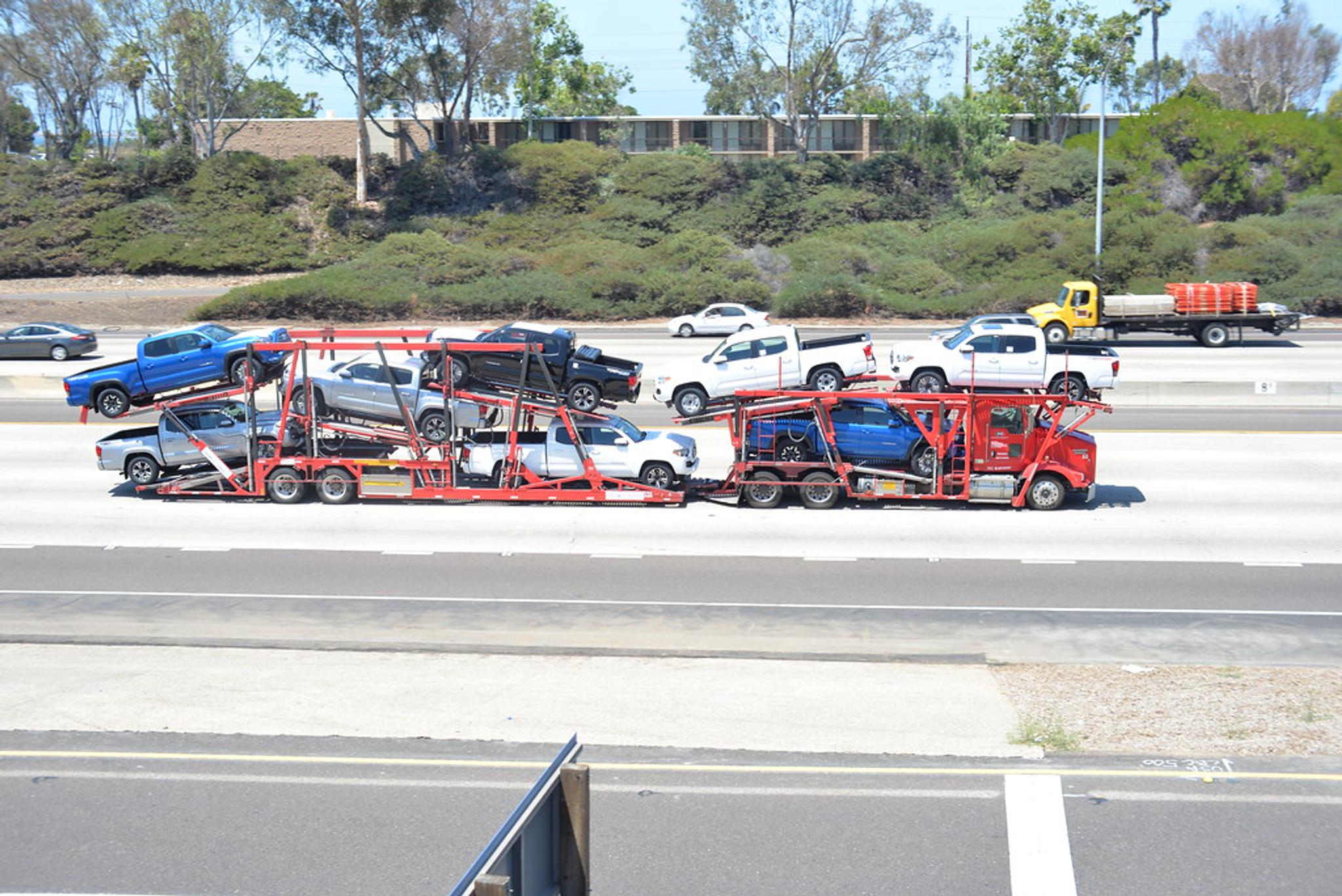 camion con automobili, camion di automobili, automobili su strada, ritiri su camion, spedizione di automobili, consegna di veicoli