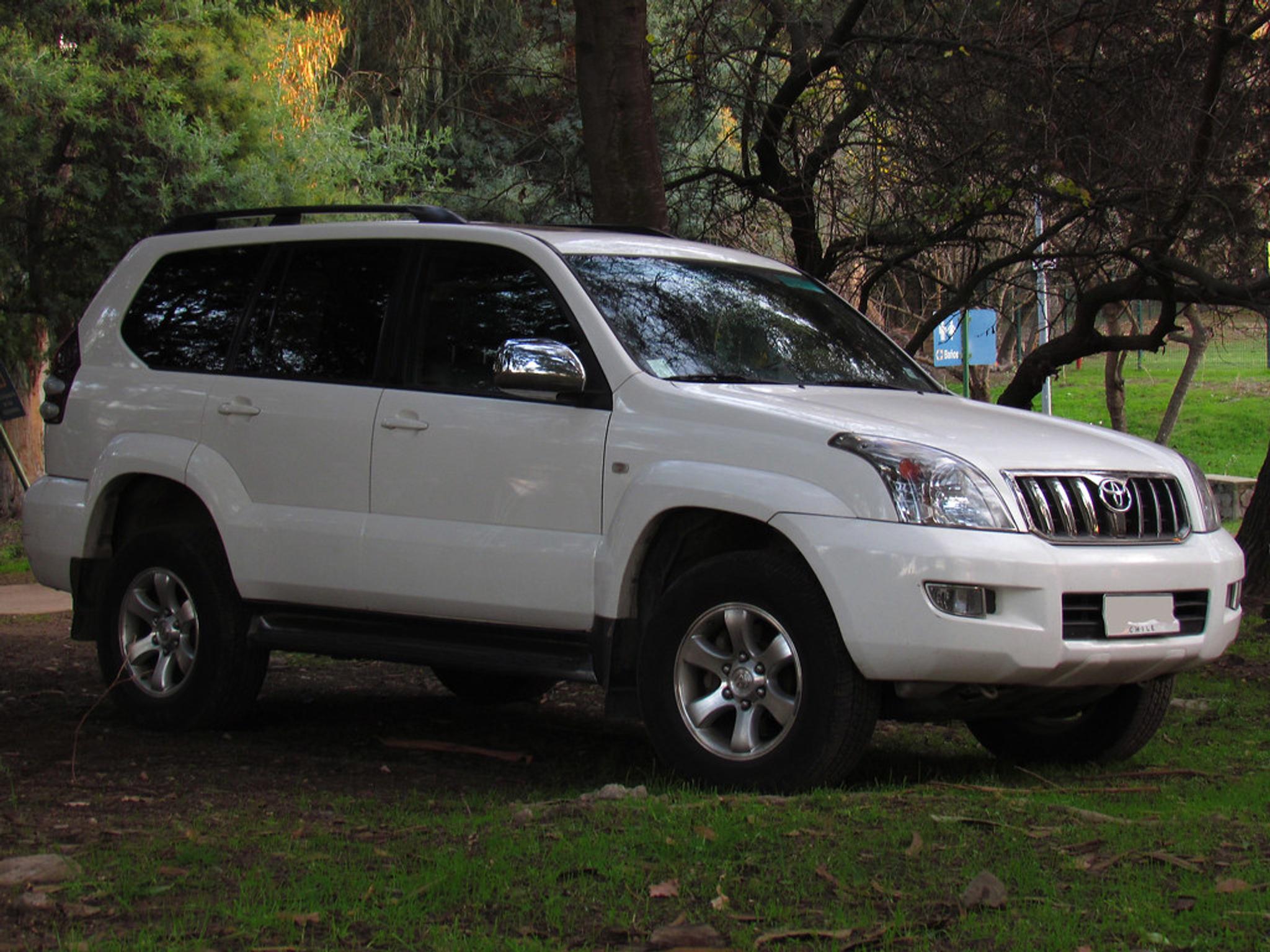 Weißer Toyota Land Cruiser im Schatten geparkt