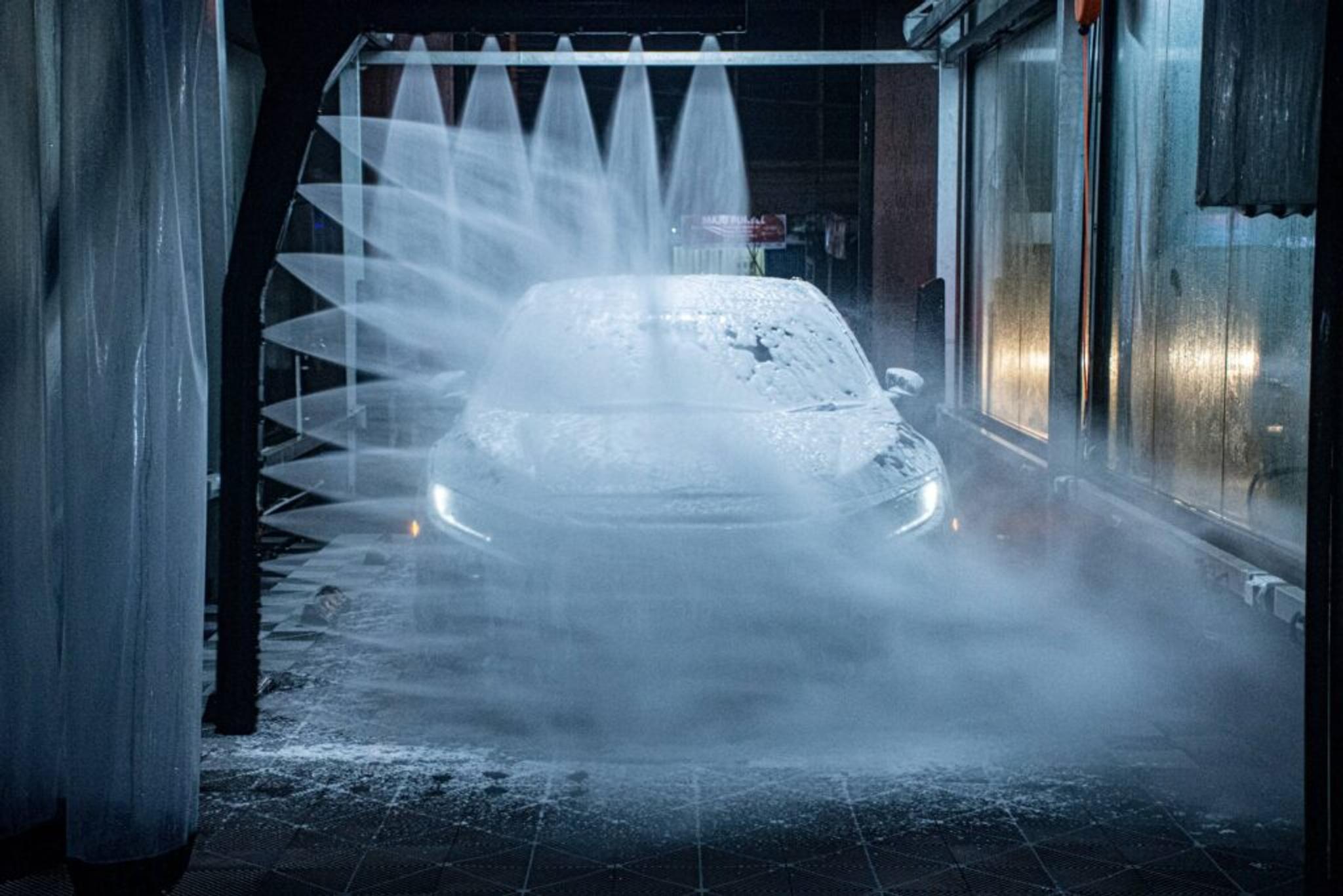 Automatic car wash cleaning a car