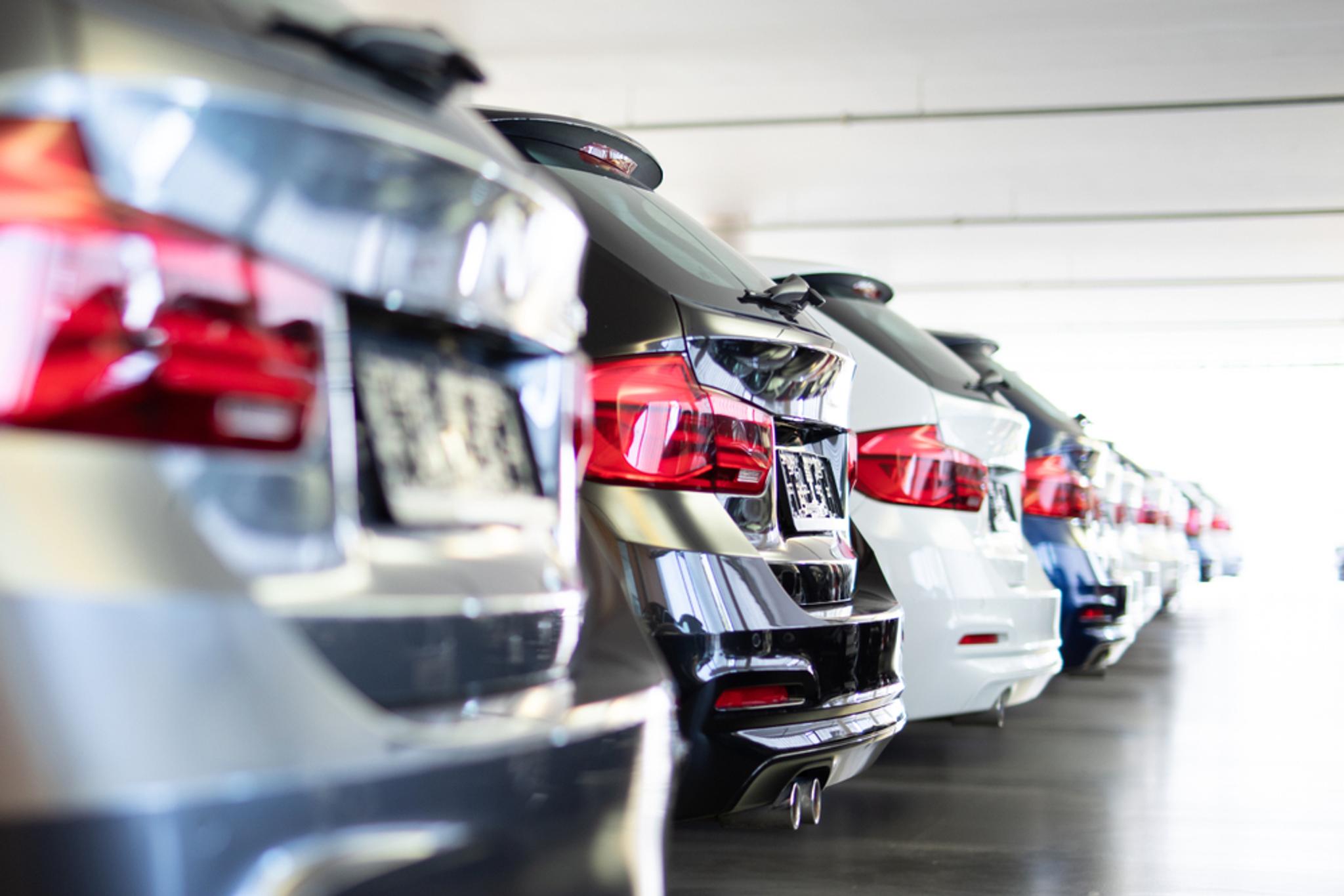 parking lot, lined up cars, bmw cars lined up, bmw, new cars