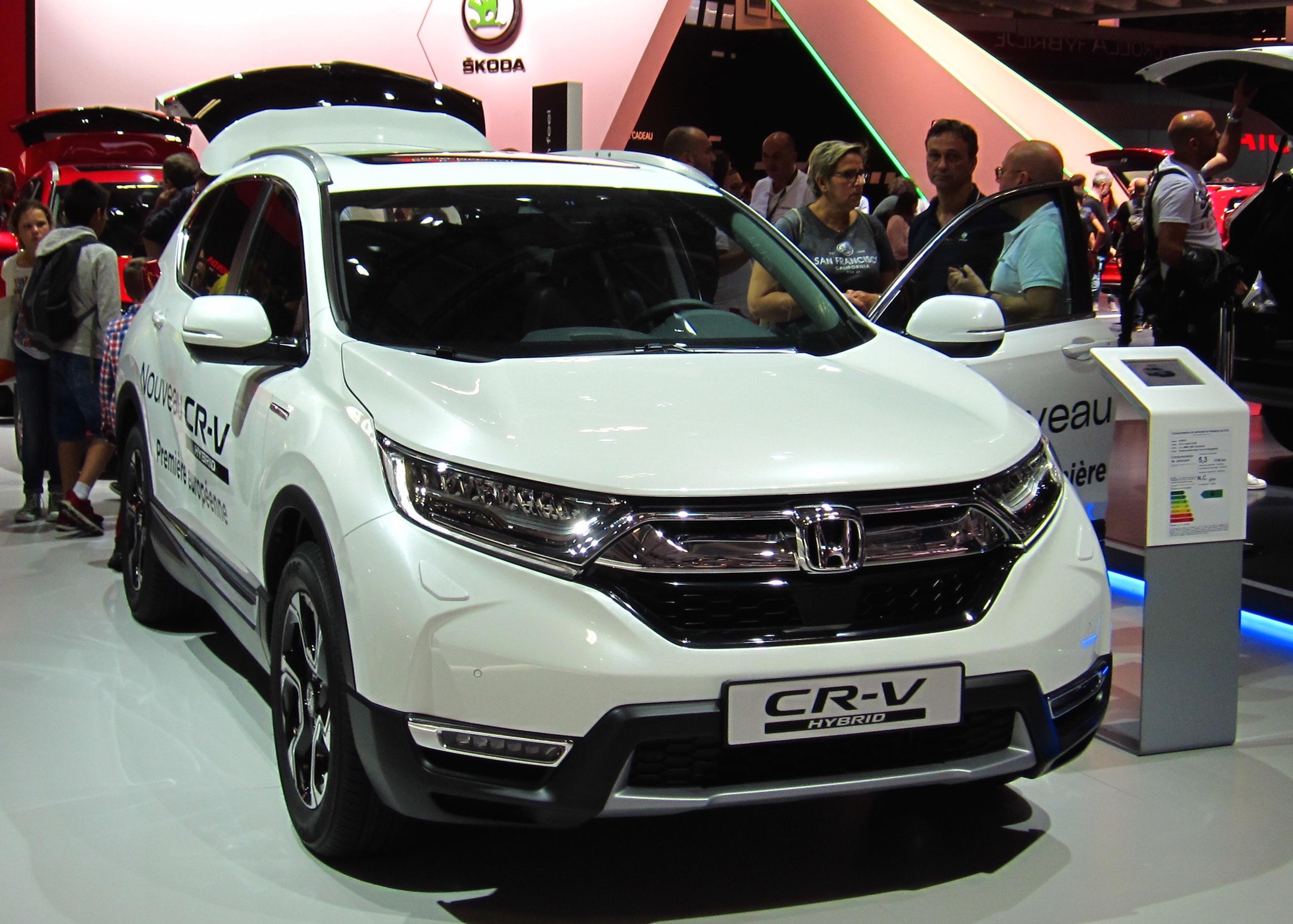 Un Honda CR-V Hybrid alb într-un showroom