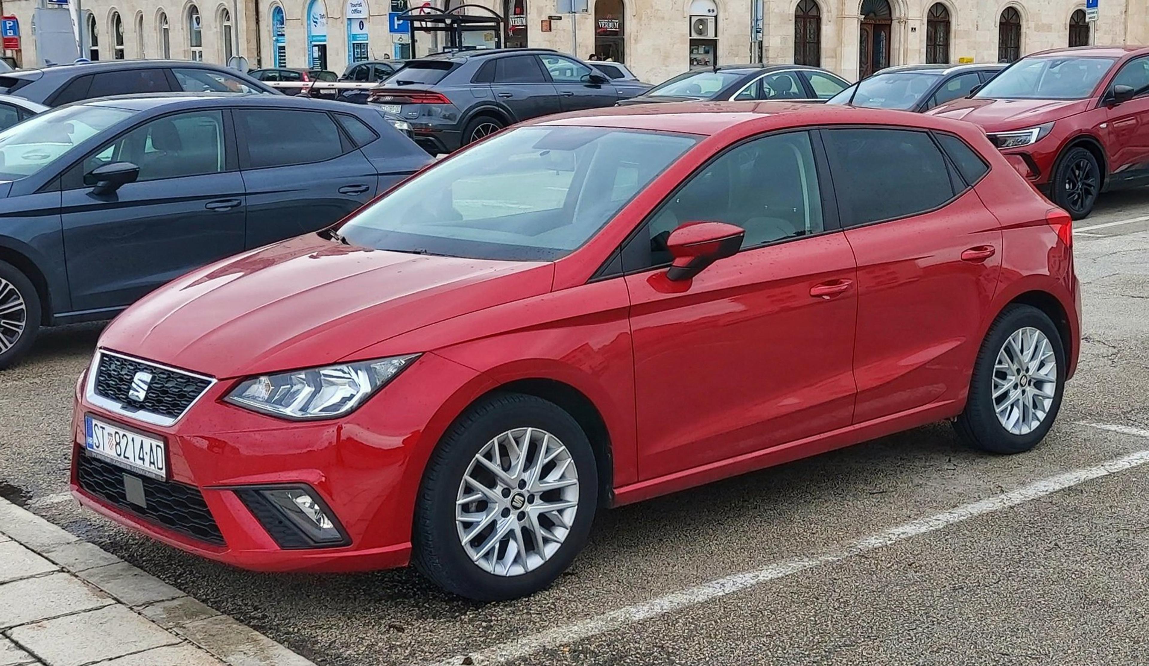 Ein roter Seat Ibiza auf einem Parkplatz
