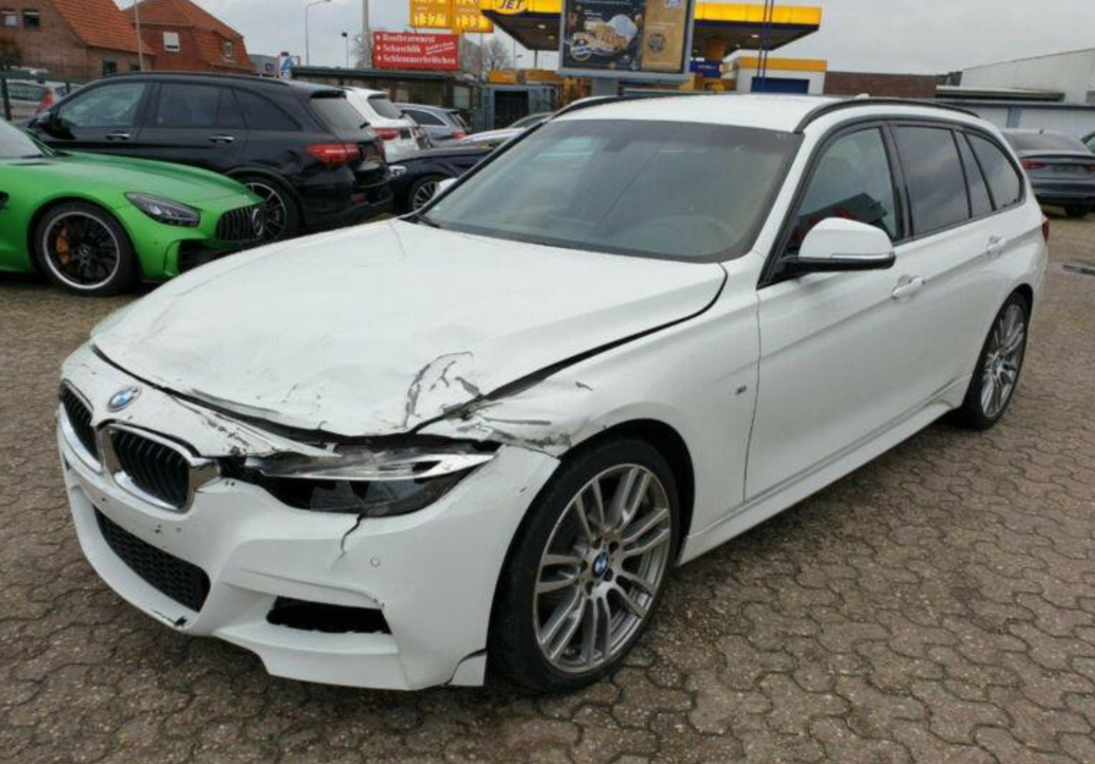 BMW après un accident, fracassé l'avant d'une voiture, véhicule endommagé