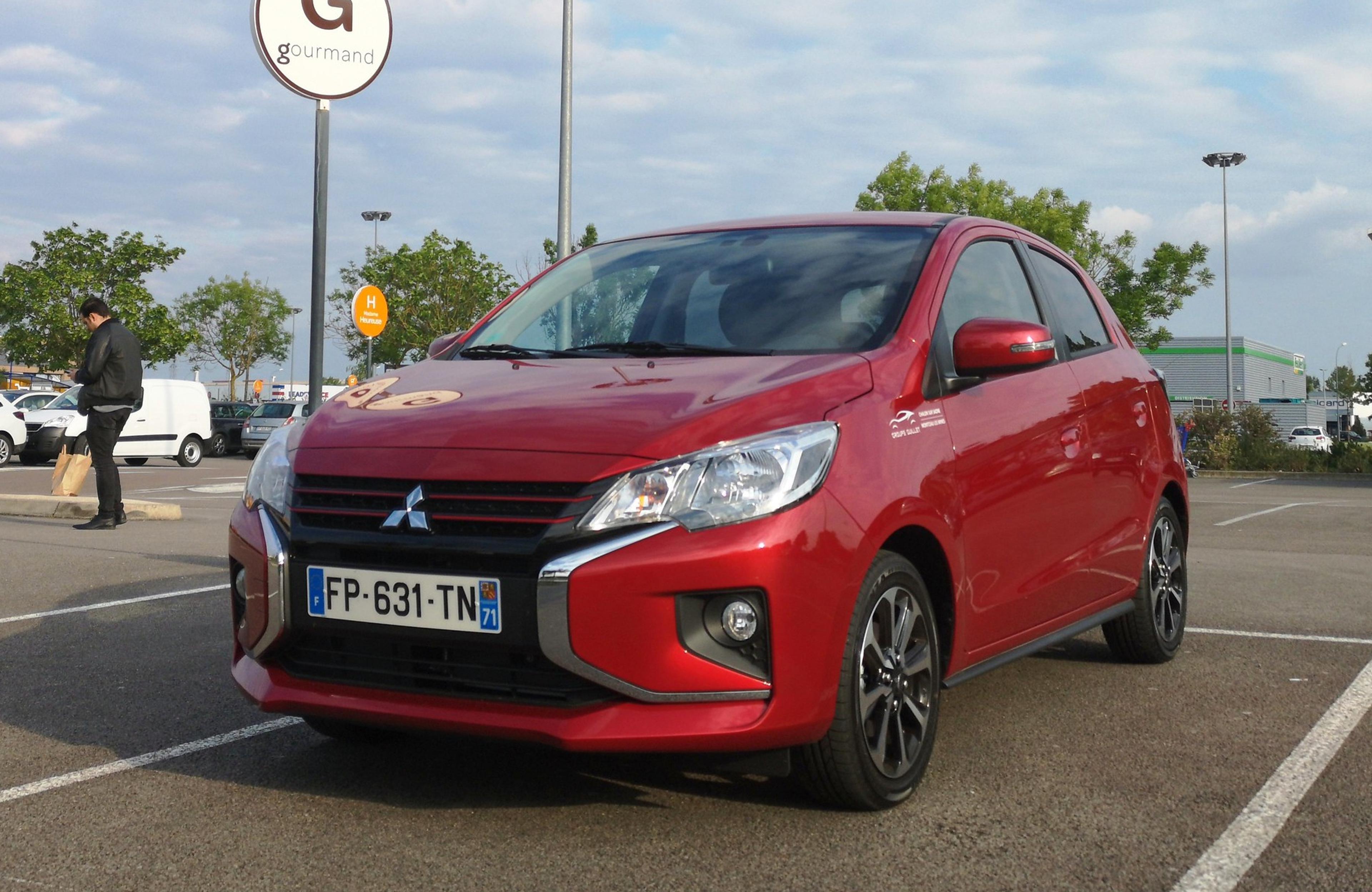 Ein roter Mitsubishi Space Star auf einem Parkplatz