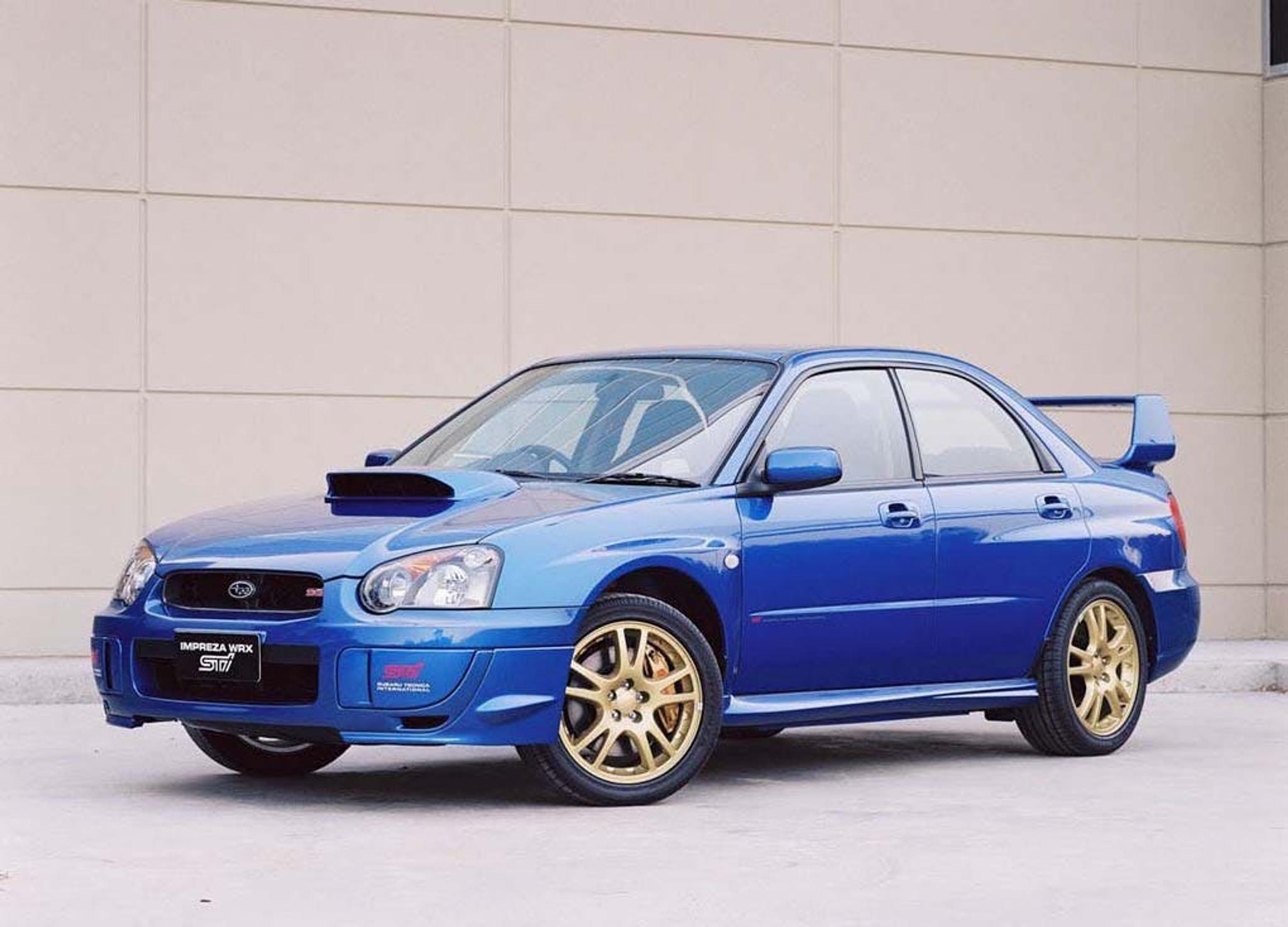 niebieskie Subaru WRX STi przy ścianie