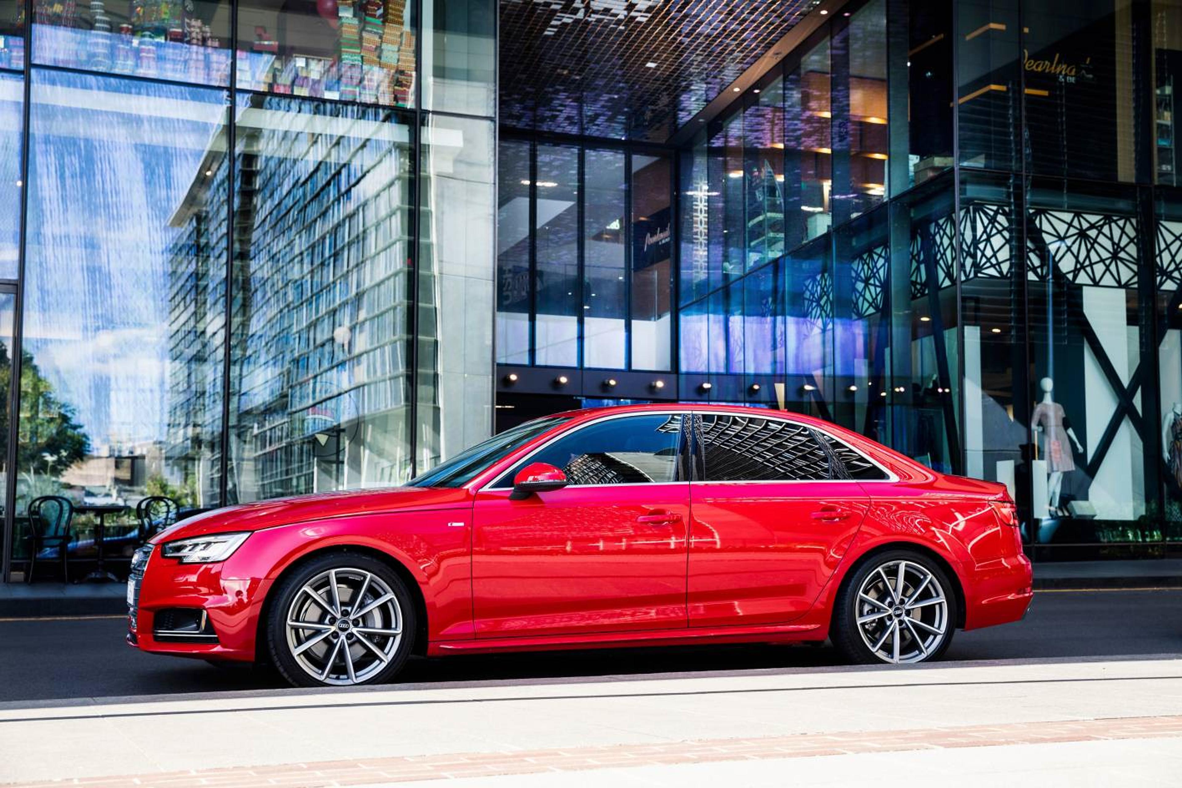 Roter Audi A4 auf einem Parkplatz vor einem Einkaufszentrum