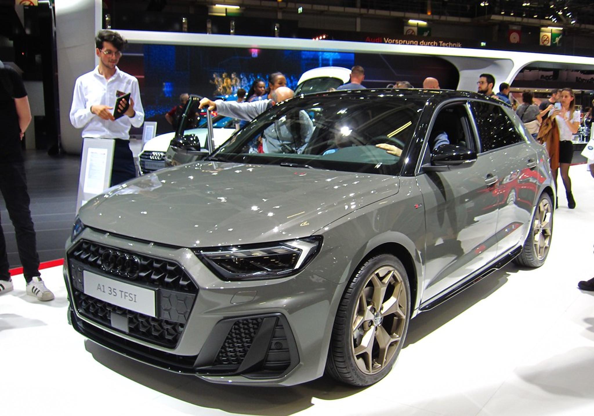 Grauer Audi A1 35 TFSI in einem Autohaus