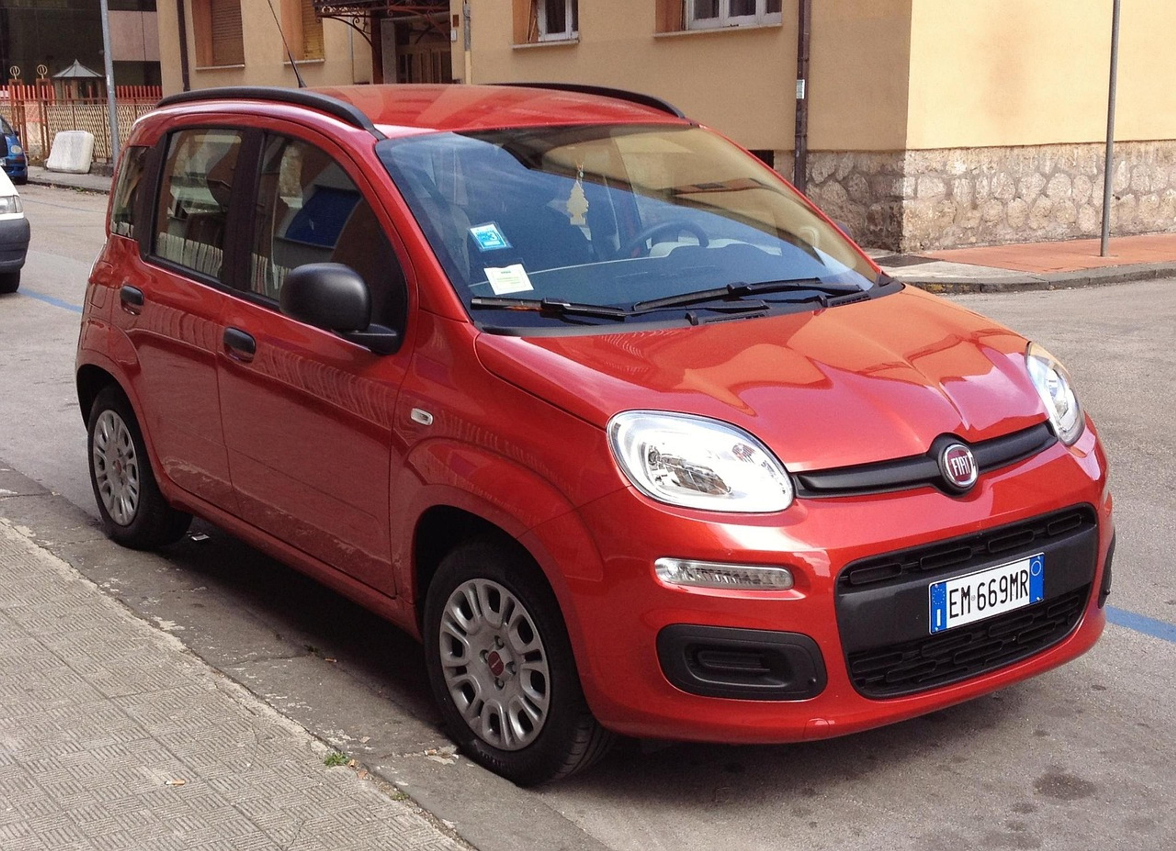 Ein roter Fiat Panda, der auf der Straße geparkt ist
