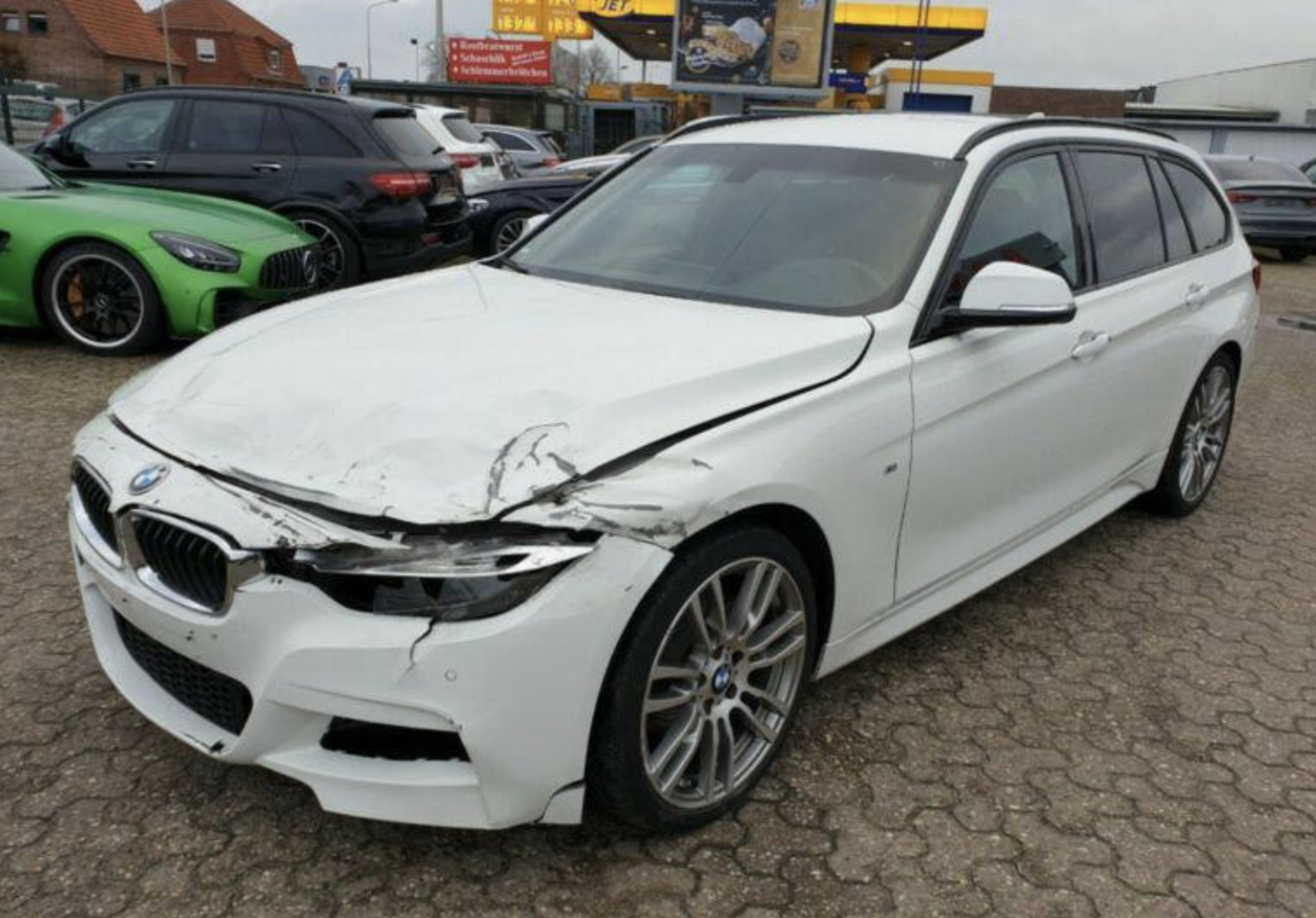 avariiline BMW, avariiline sõiduauto, kahjustatud esiosa, valge BMW sõiduk