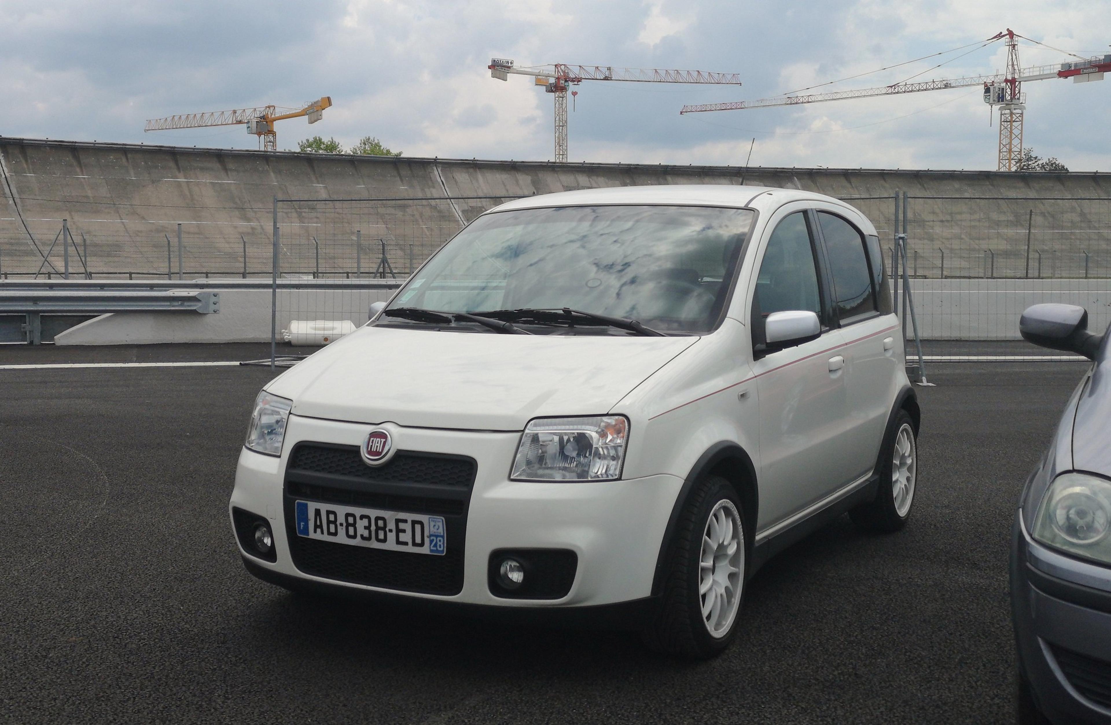 Bijela Fiat Panda parkirana na parkingu