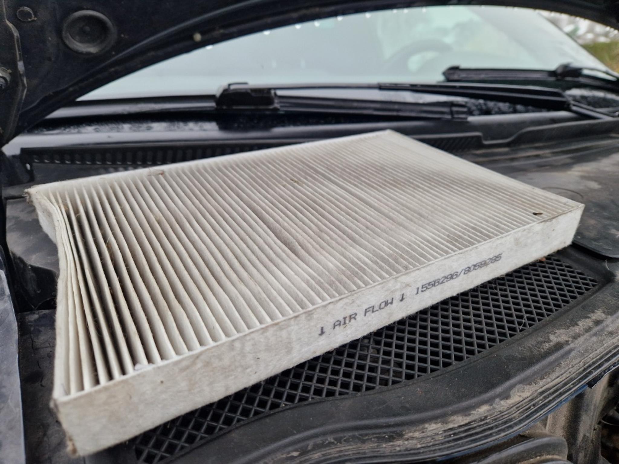 Un filtru de habitaclu murdar cu cuvintele “air flow” scrise pe lateral