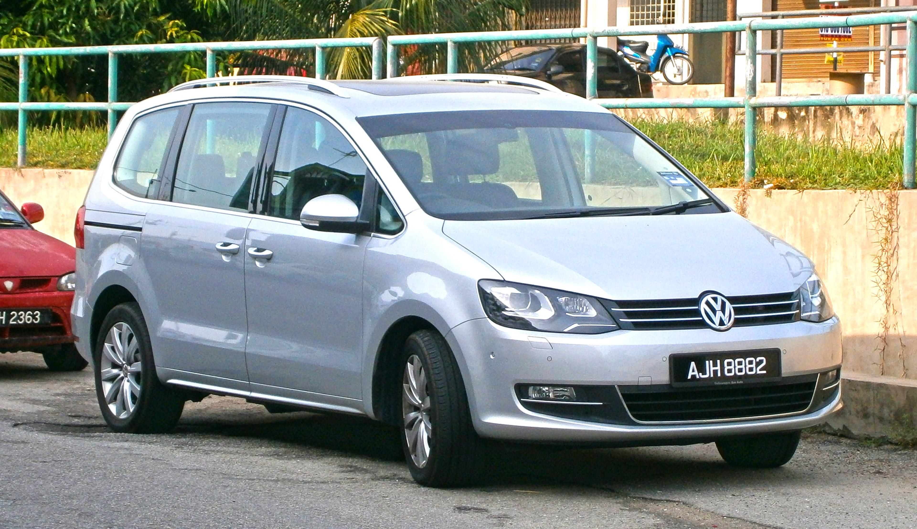 Szary Volkswagen Sharan