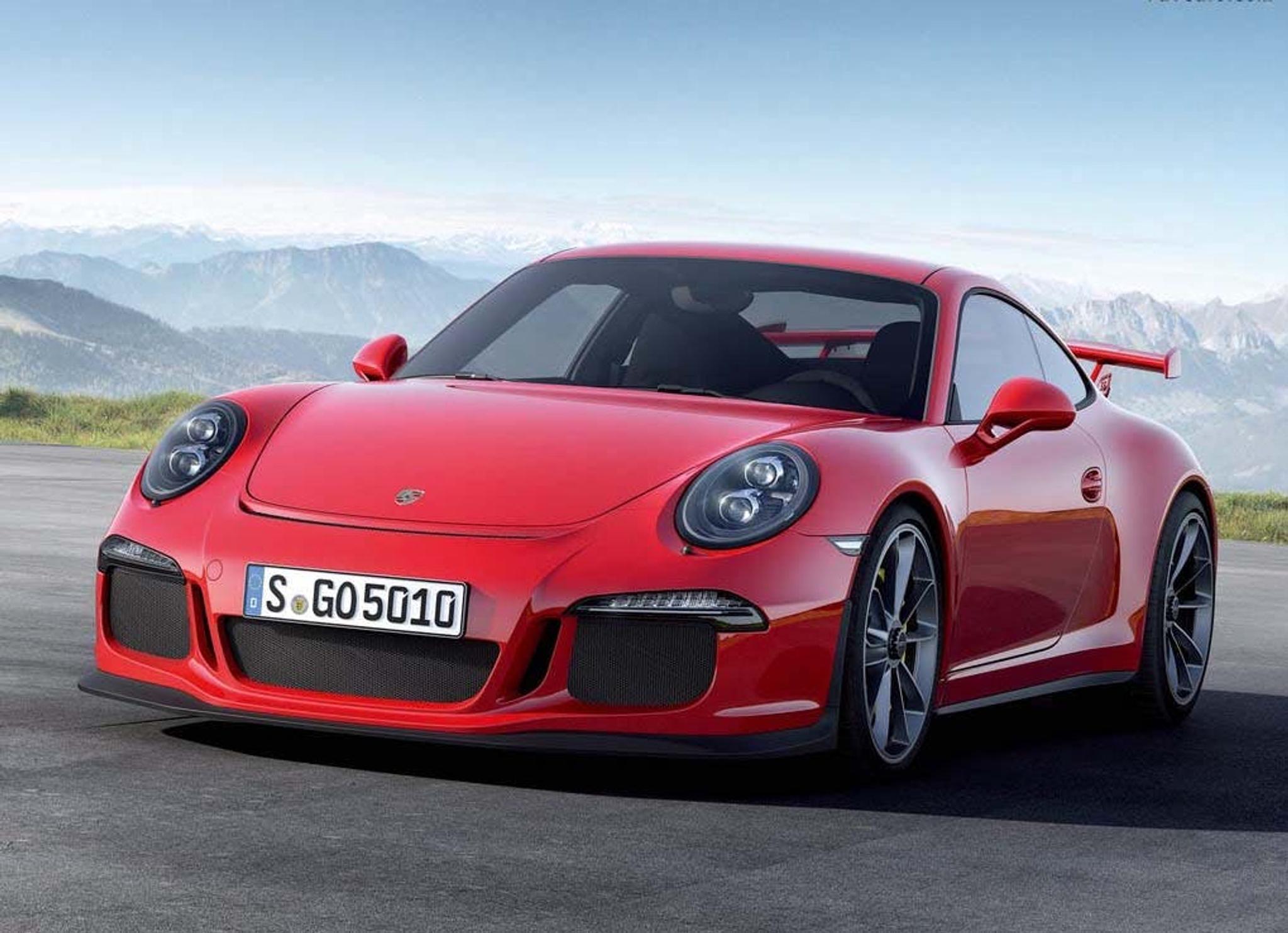 czerwone Porsche 911 w pobliżu wzgórz