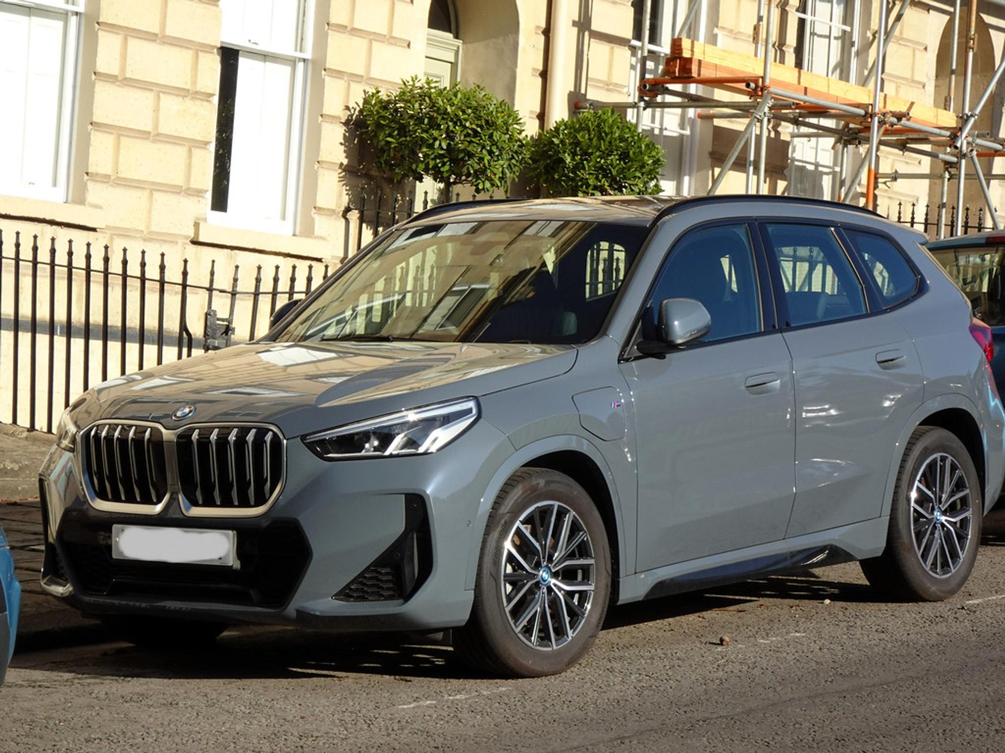 Grauer BMW X1 auf einer Straße geparkt