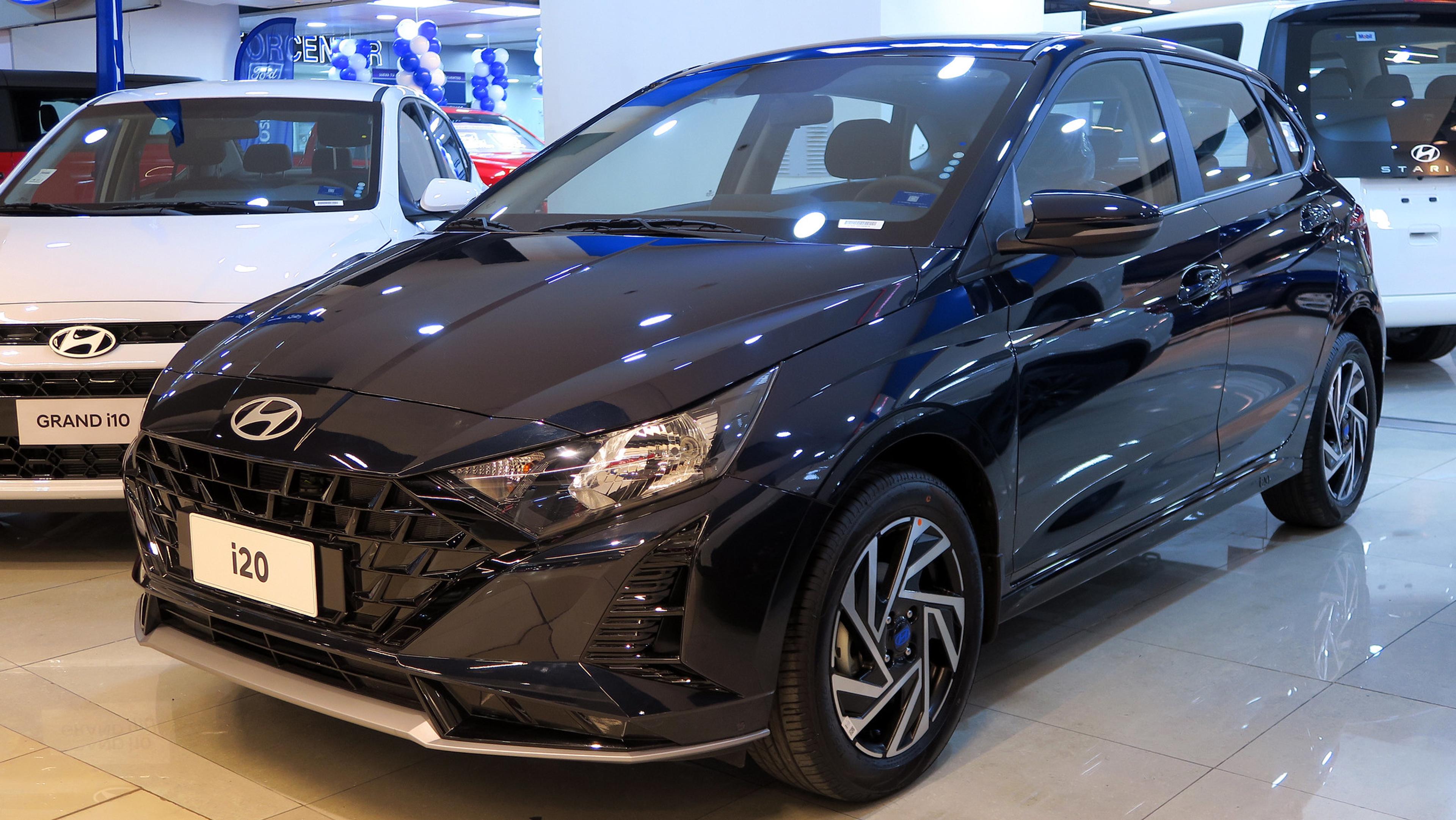 Crni Hyundai i20 u auto salonu