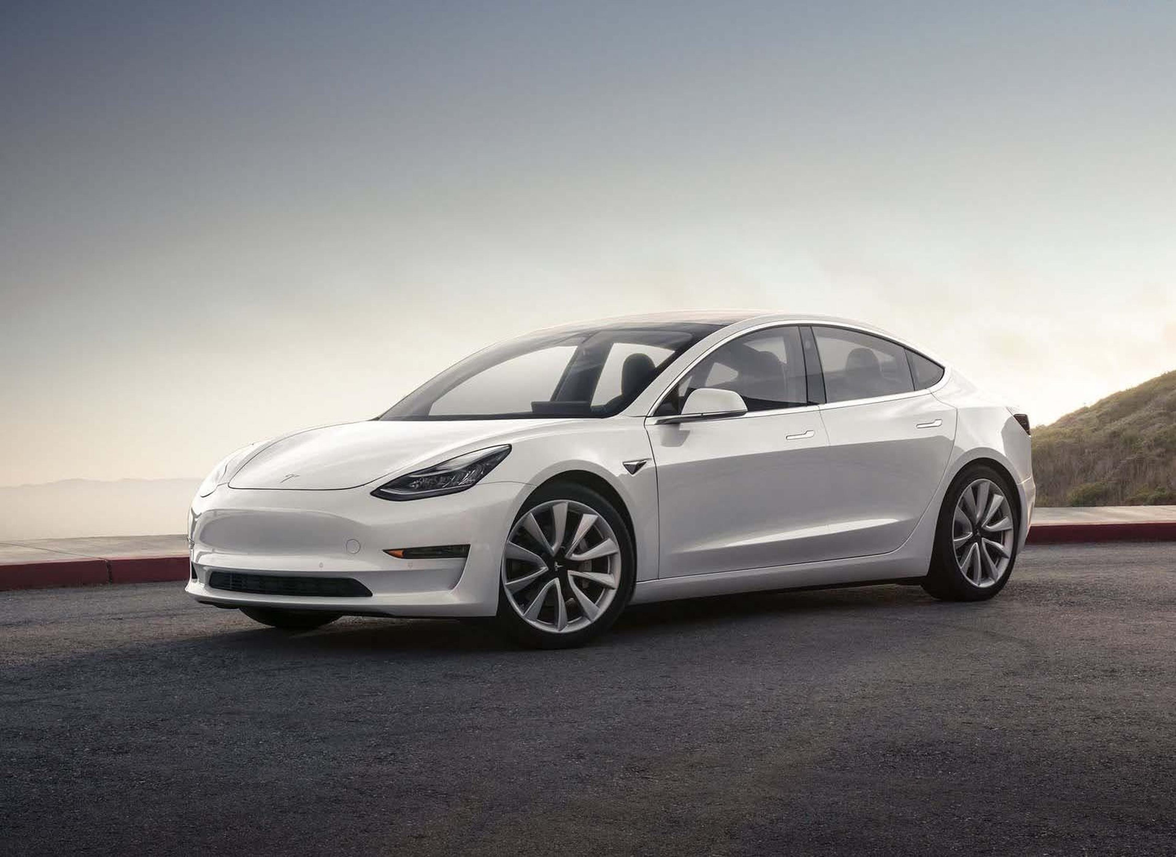 biała Tesla Model 3 z widoku z boku