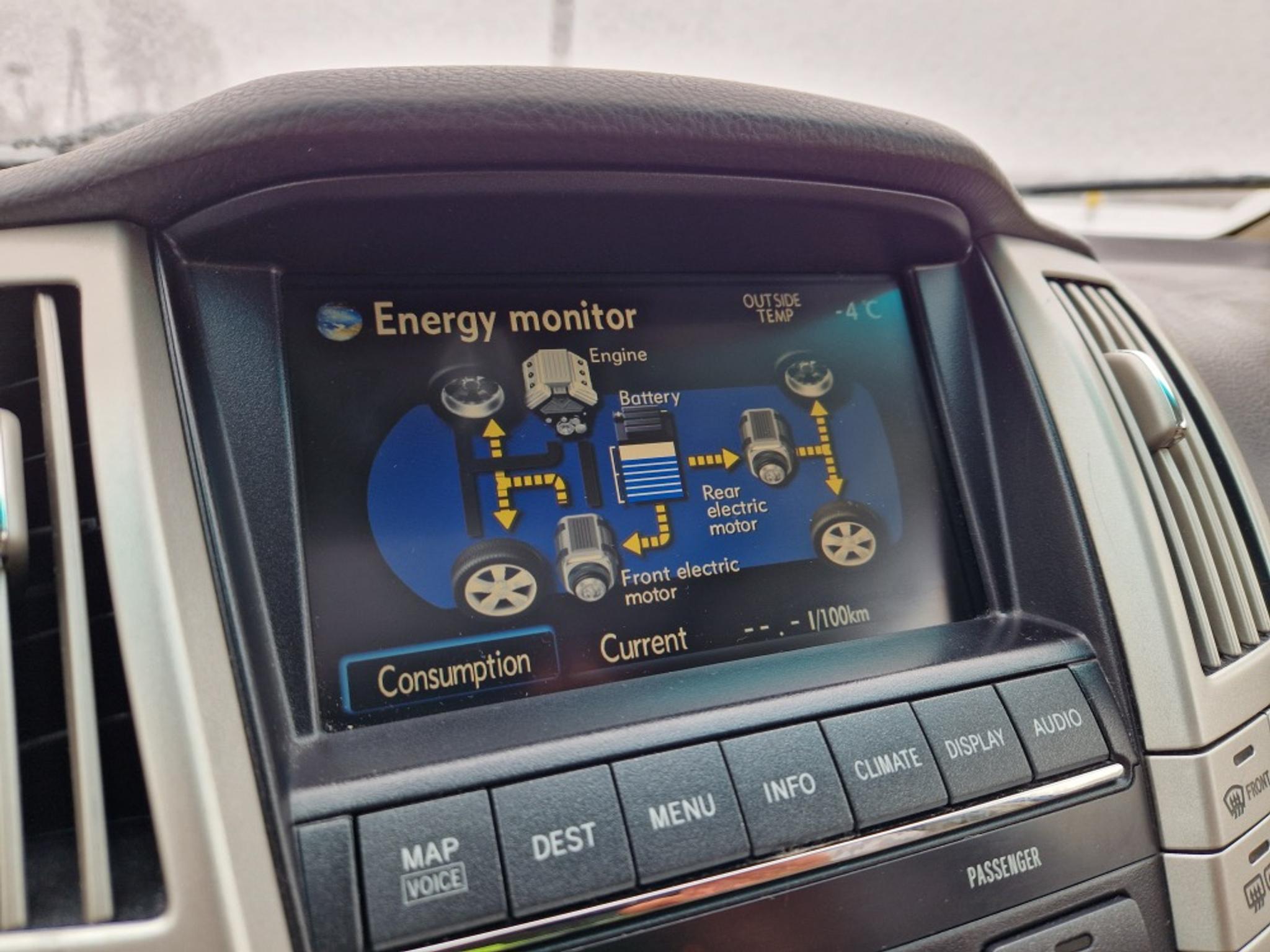 Energieflussanzeige eines Lexus RX400h mit Anzeige der Nutzung der Hochvolt-Batterie