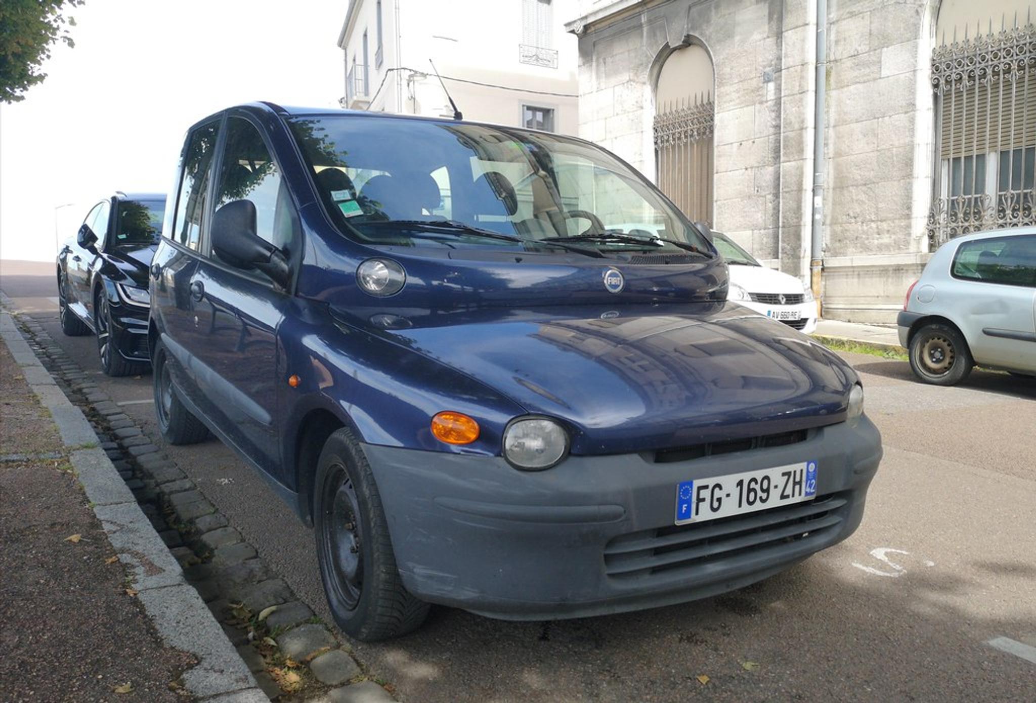 Dark blue Fiat Multiple with black bumpers
