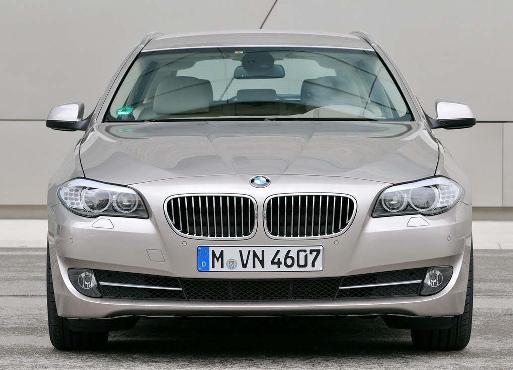 metaliczne BMW seria 5 widziane z przodu z niemieckim numerem