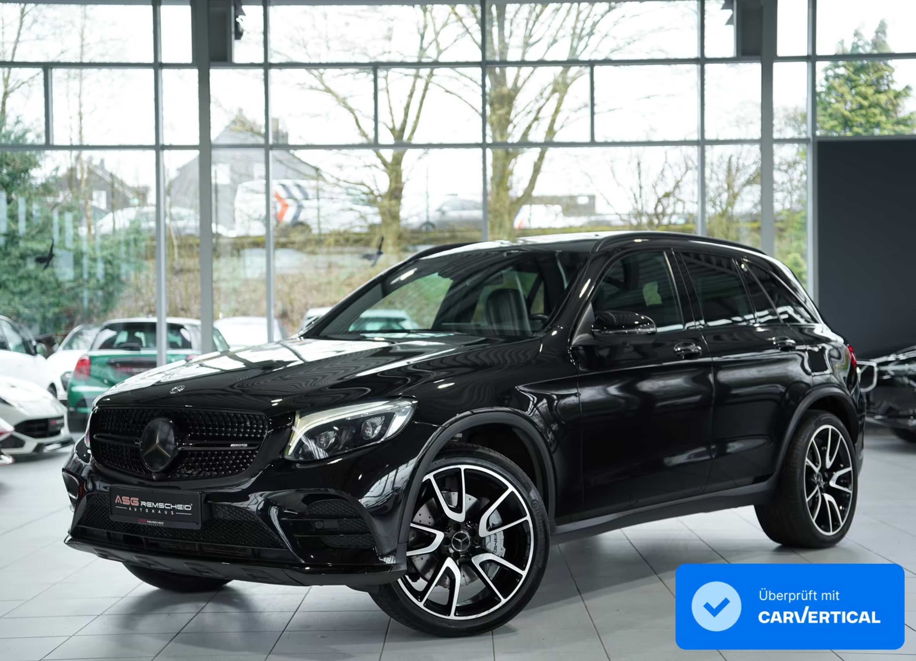 Schwarzer Mercedes in einem Autohaus