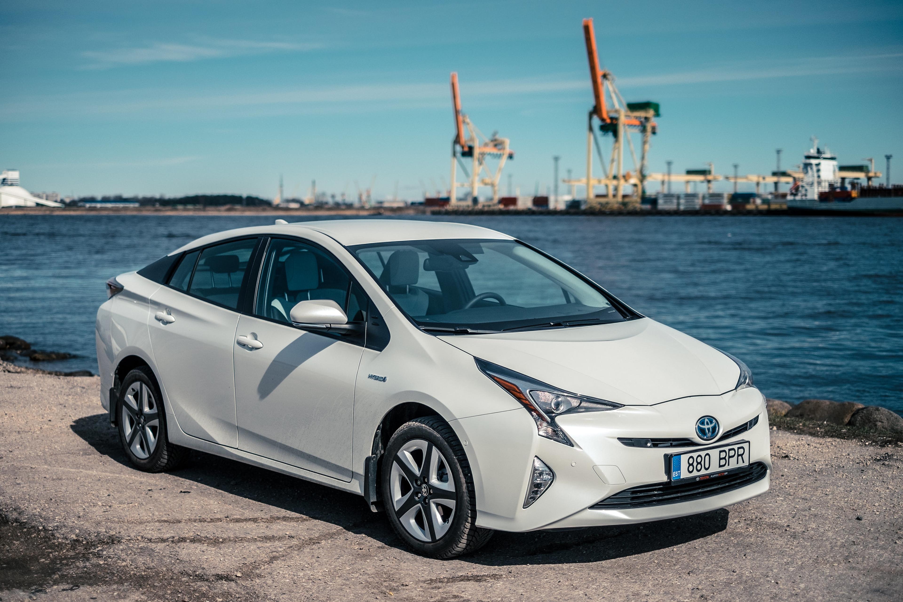 O Toyota Prius albă parcată într-un port