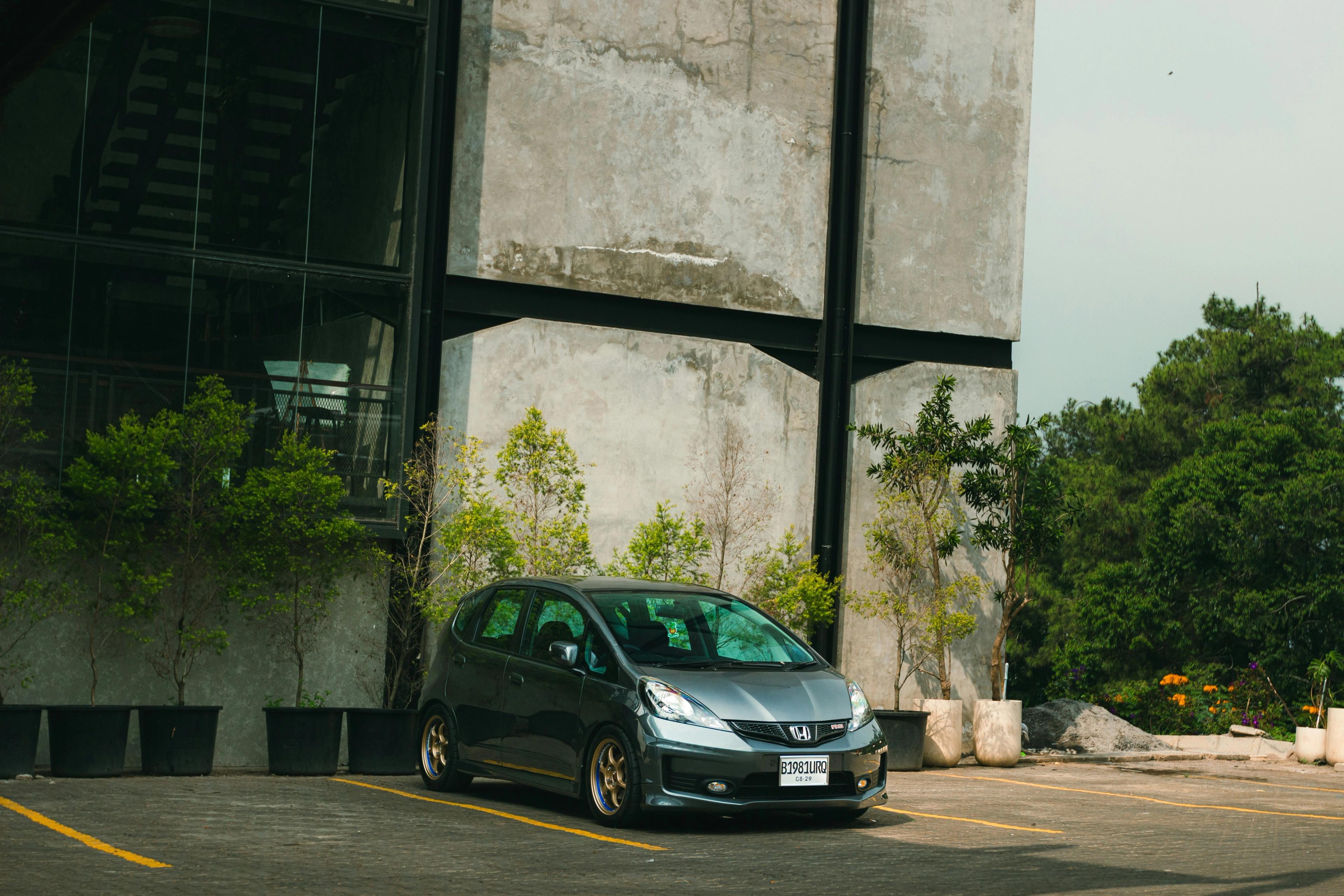 Ein grauer Honda Jazz auf einem Parkplatz