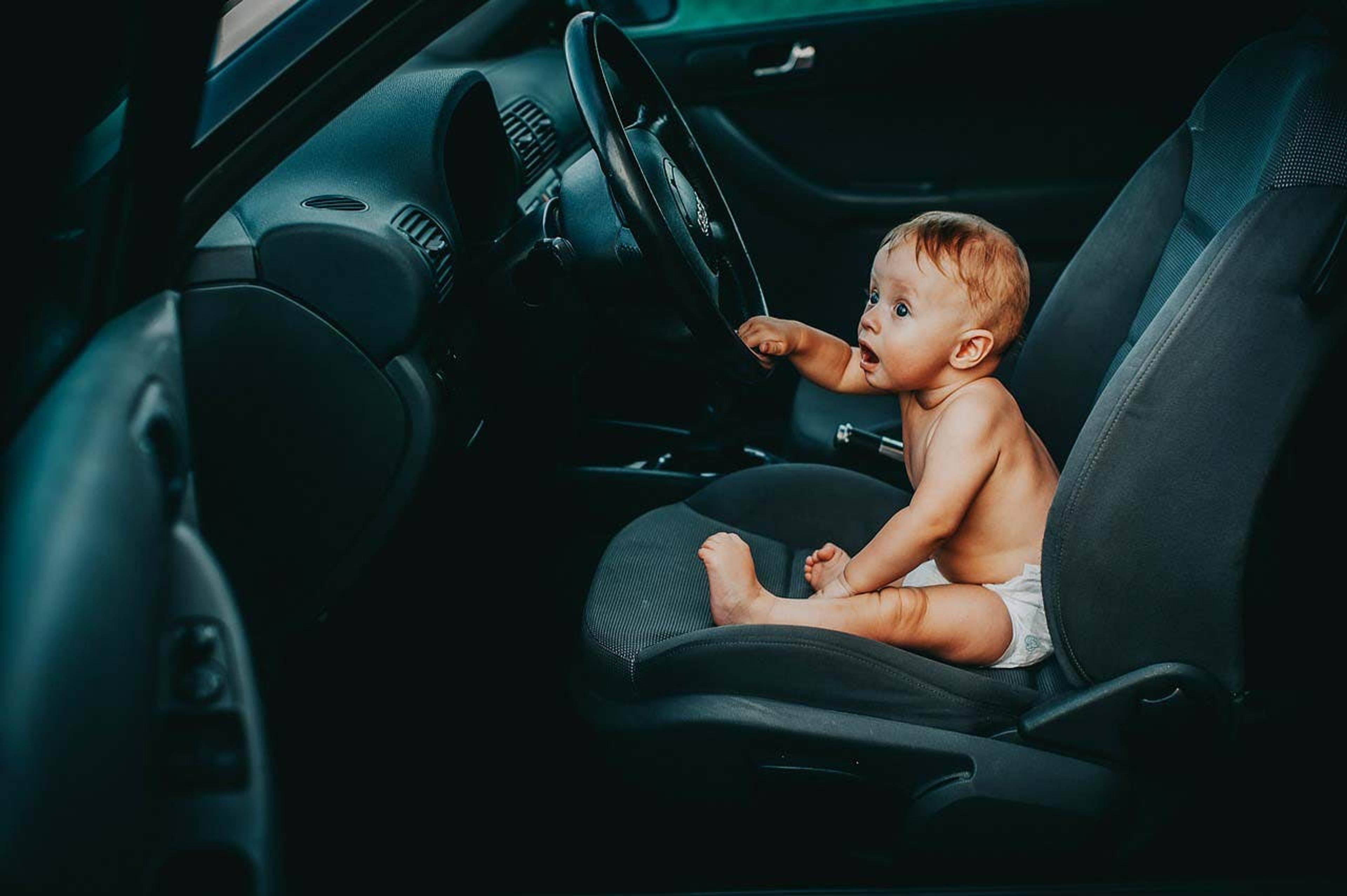 dítě v autě