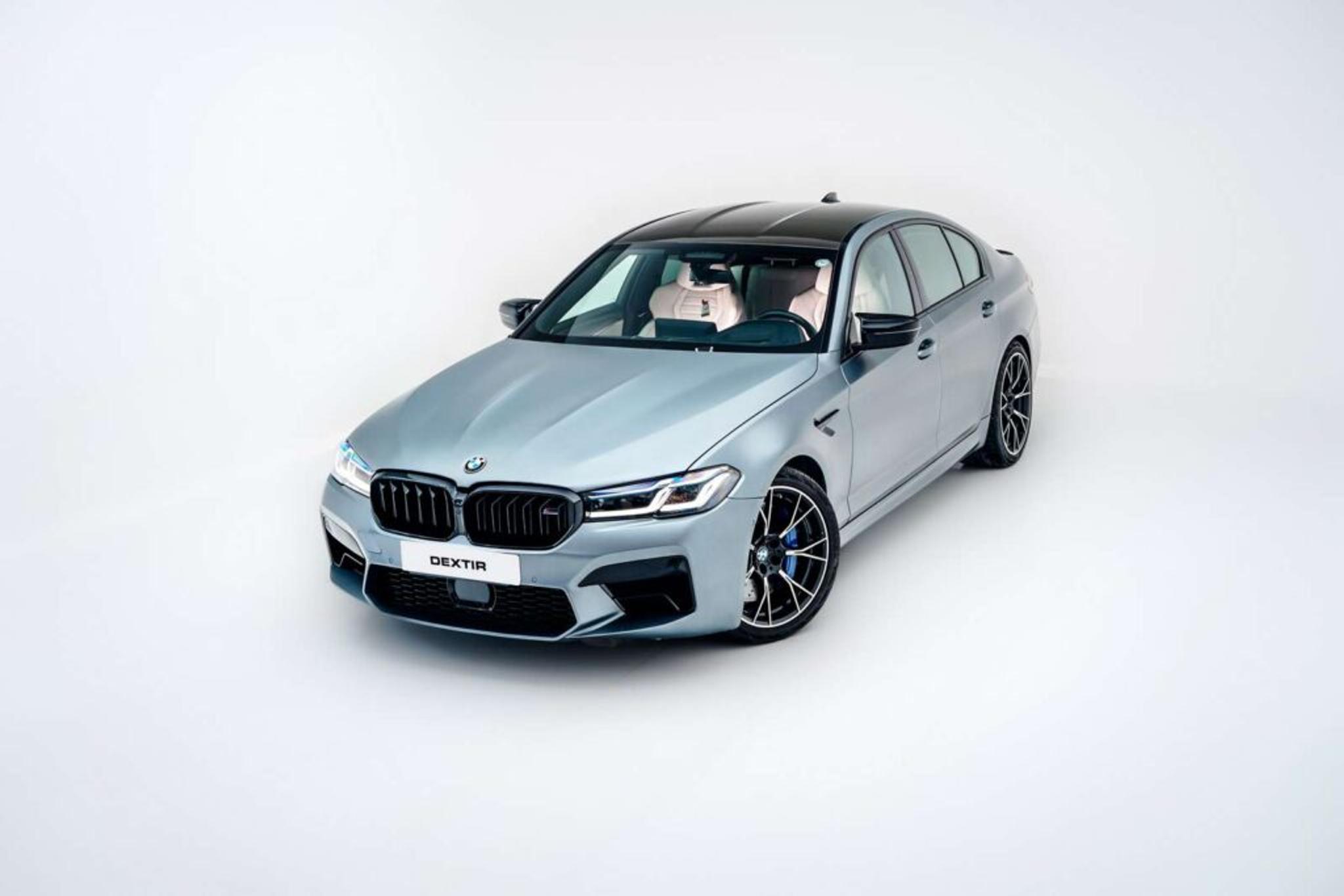 Сірий BMW 5 серії з титановими дисками