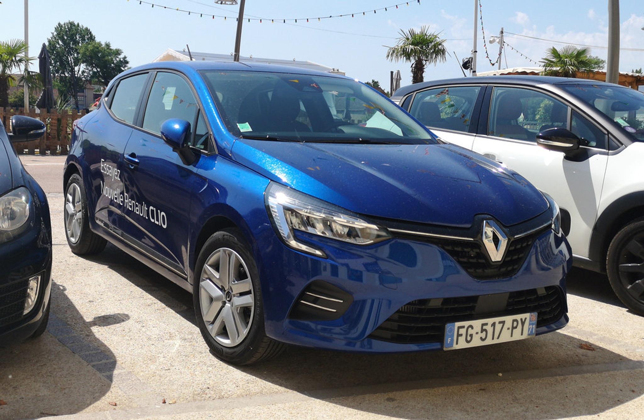 Blauer Renault Clio im direkten Sonnenlicht geparkt