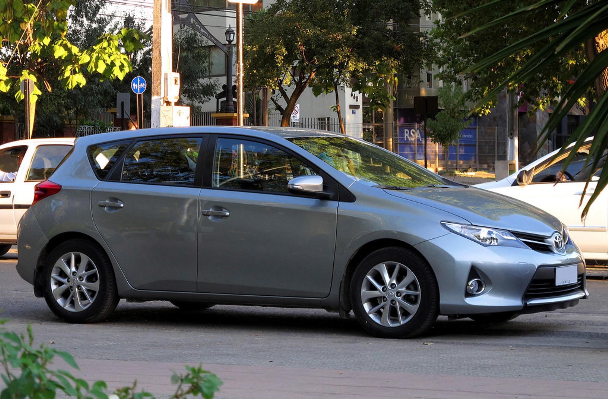 mașină argintie pe stradă