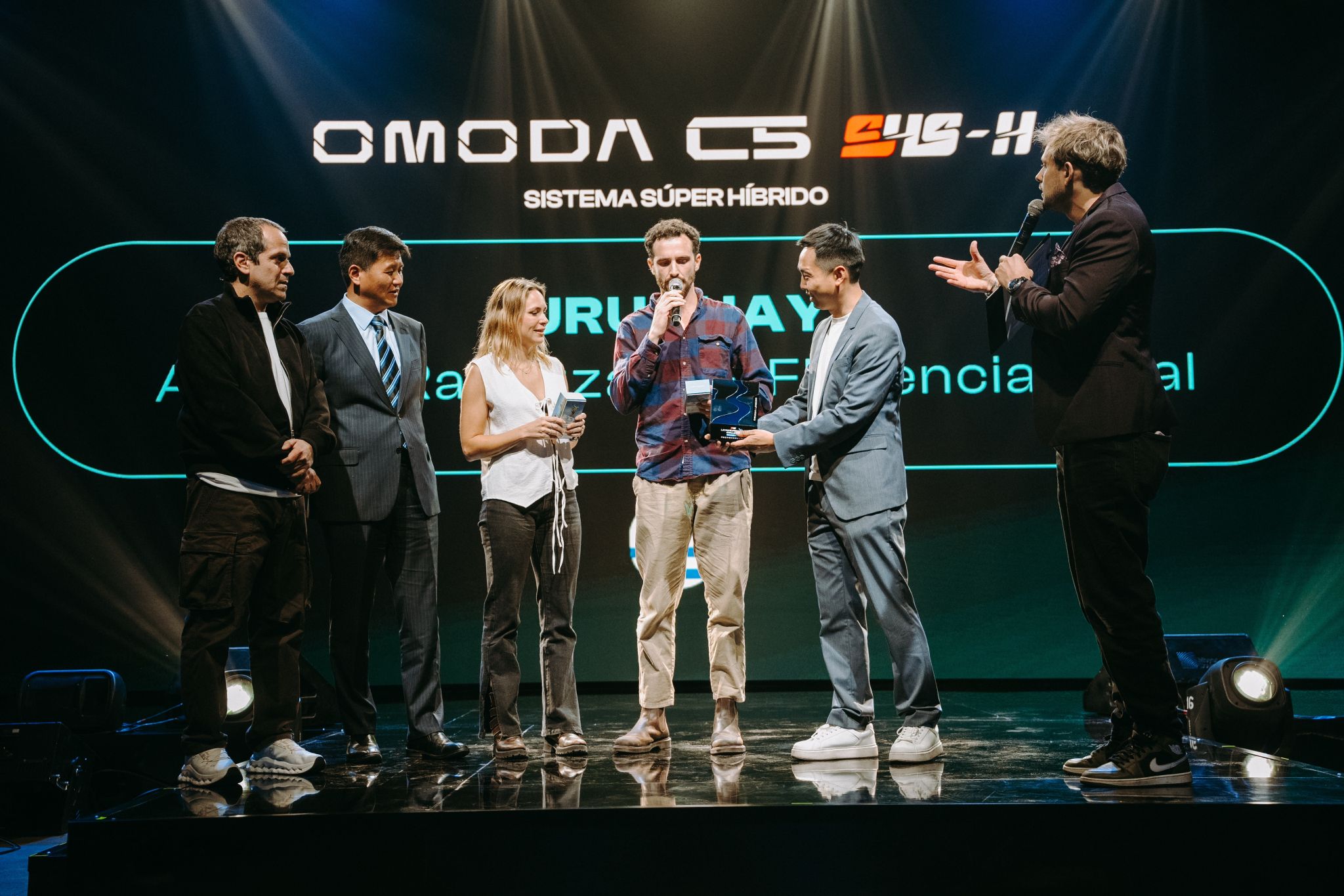 OMODA 5 SHS, el SUV híbrido con el que la dupla uruguaya ganó el desafío regional de eficiencia