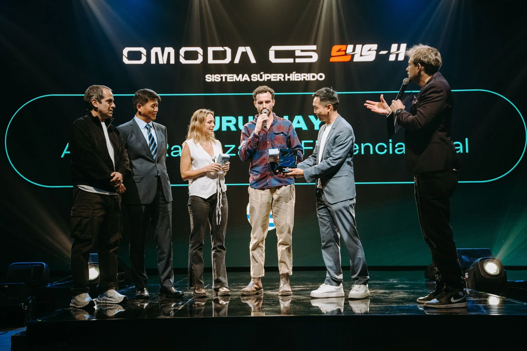 OMODA 5 SHS, el SUV híbrido con el que la dupla uruguaya ganó el desafío regional de eficiencia