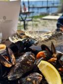 Assiette de moules de l'étang de Thau, servie avec un quartier de citron