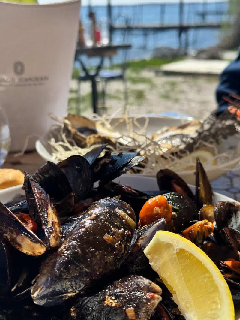 Moules cuisinées avec citron servies au restaurant face à l'étang de Thau