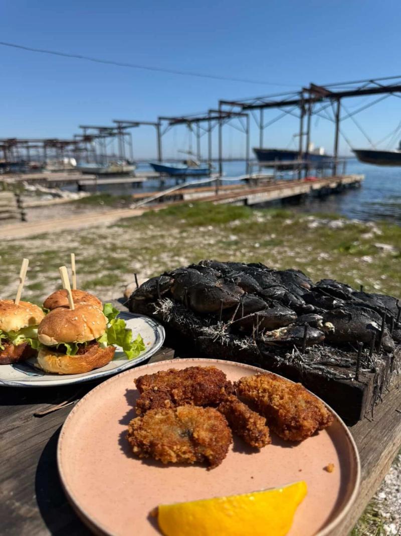 Éclade de moules, mini-burgers et spécialités maison face à l'étang de Thau