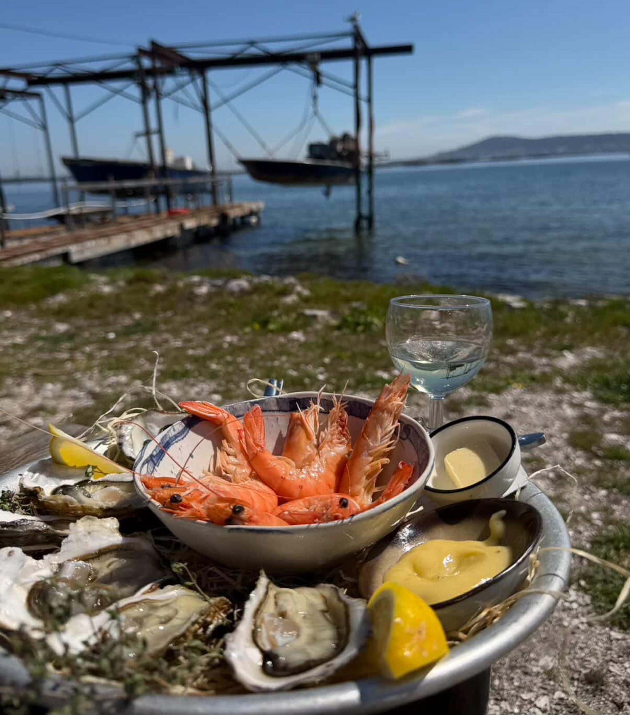 Plateau d'huîtres de Bouzigues, crevettes et fruits de mer face à l'étang de Thau