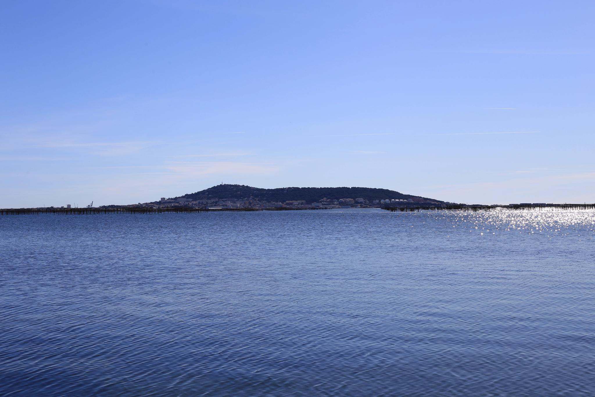 L'étang de Thau, Sète et le mont Saint-Clair à l'horizon