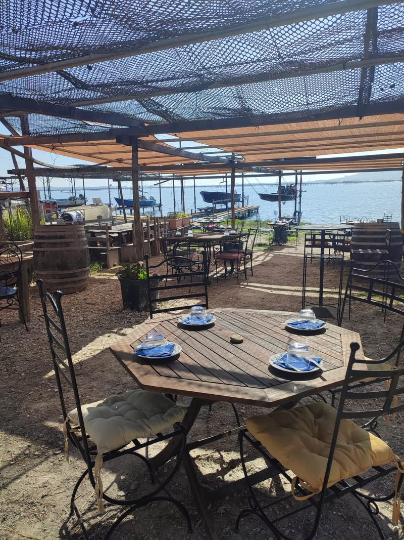 Une table de 4 sur la terrasse de l'Instant Thau, face à l'étang de Thau et ses bateaux