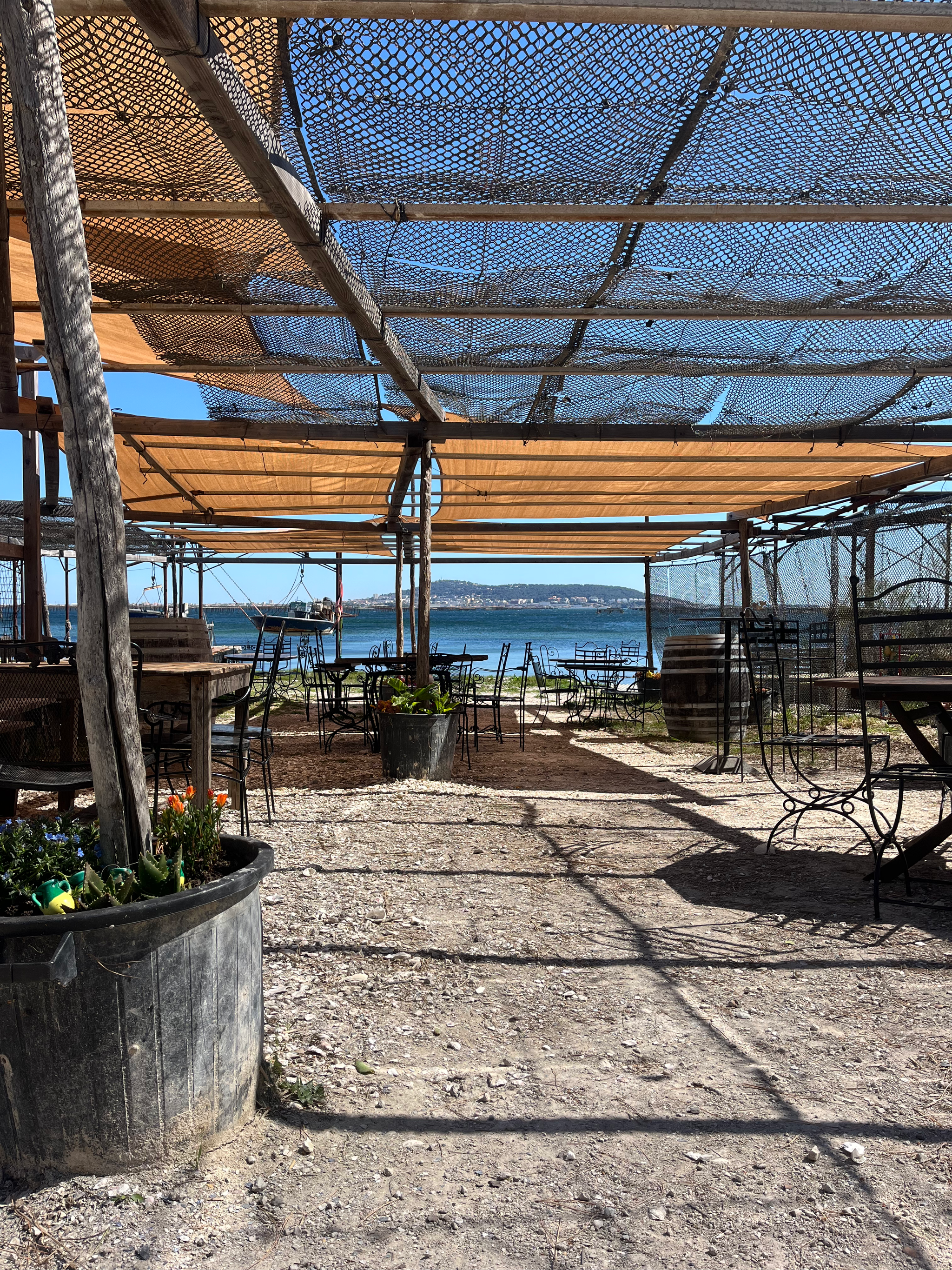 Terrasse ombragée du restaurant l'Instant Thau avec vue sur l'étang de Thau, Sète et mont Saint-Clair