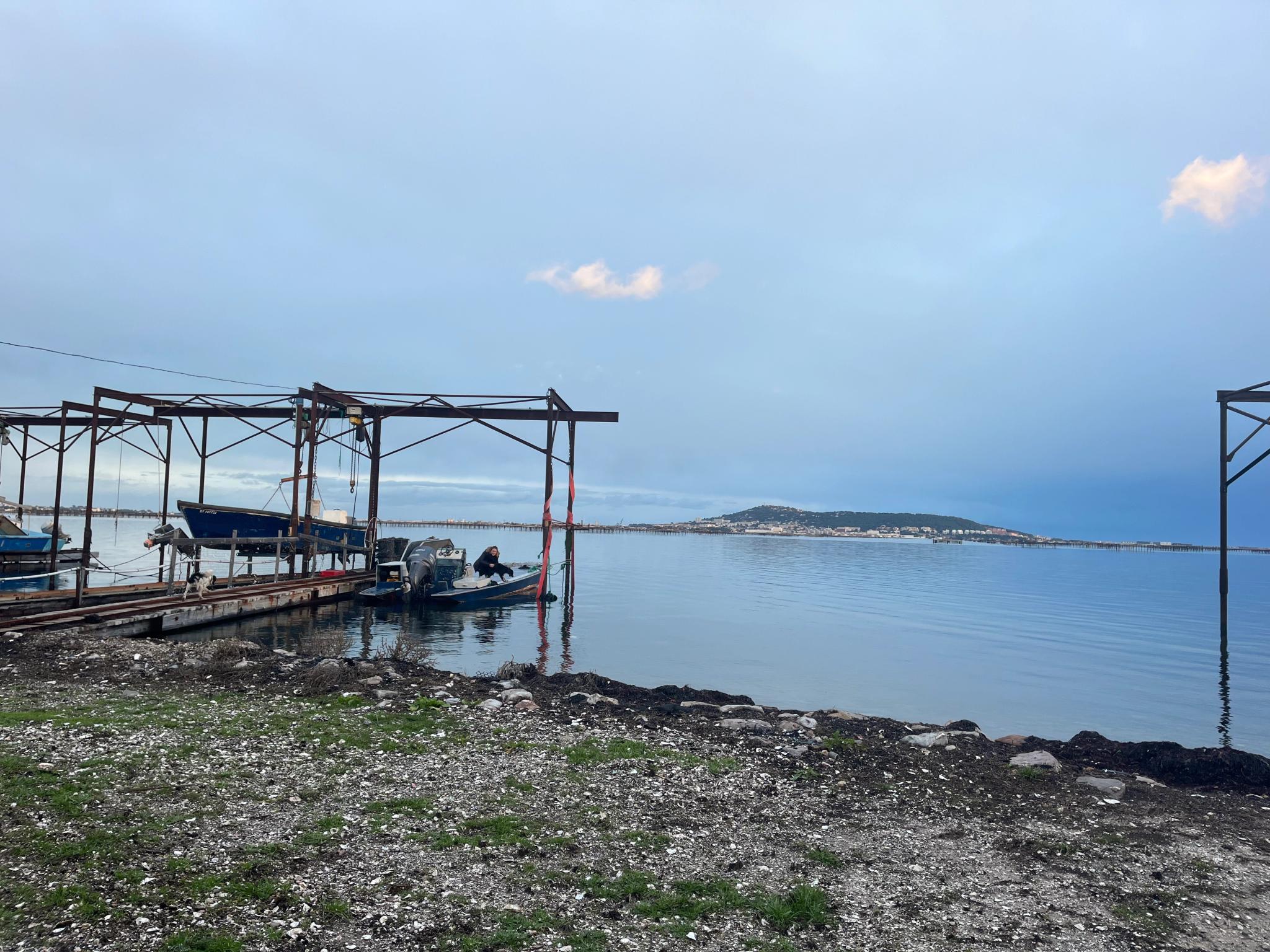 Terrasse de l'Instant Thau les pieds dans l'étang de Thau avec vue sur Sète et le mont Saint-Clair
