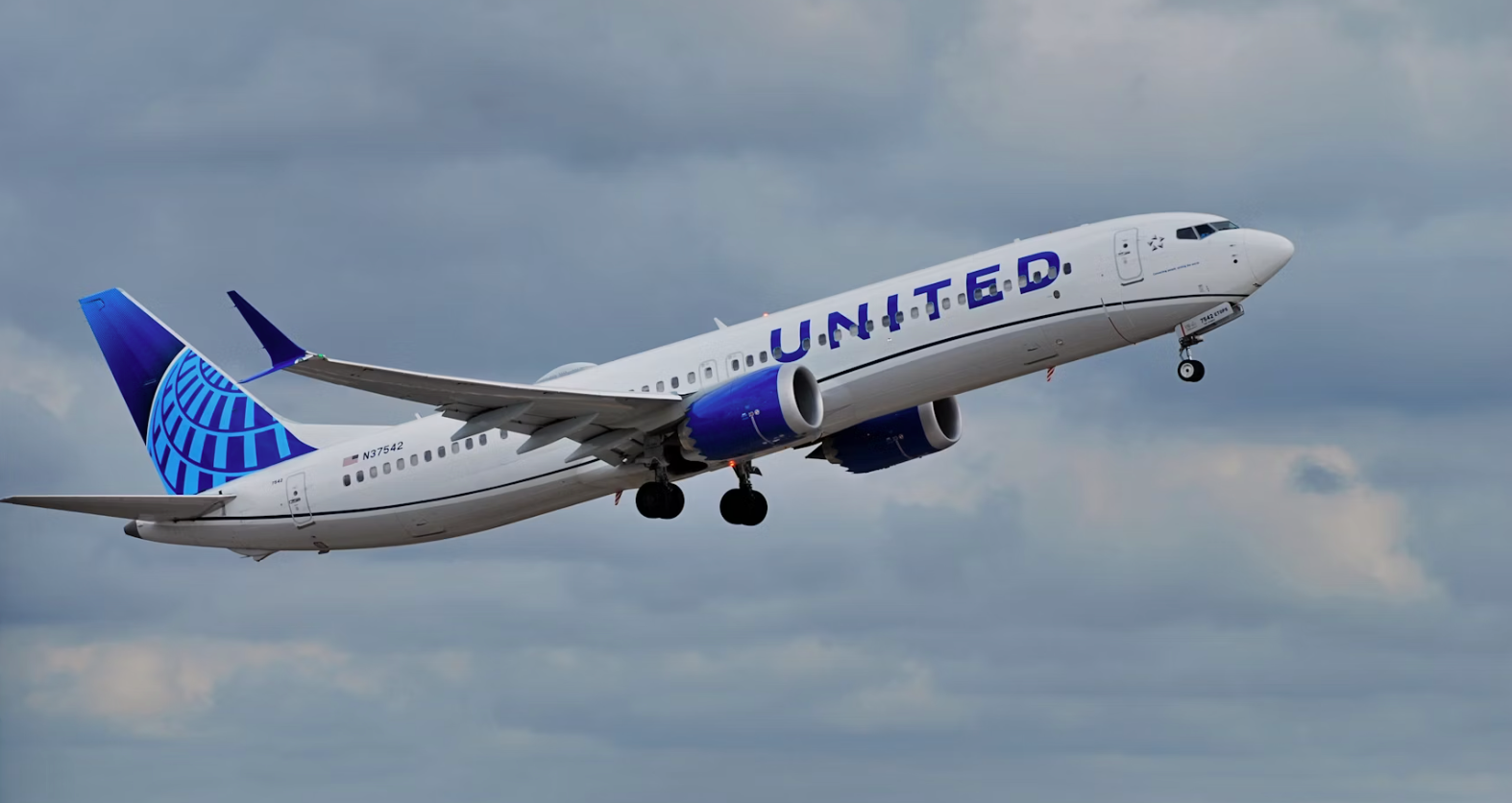 Flight attendant spies passenger texting that he would 'hijack this' plane, 'crash ur row only' on flight from Vegas: court docs